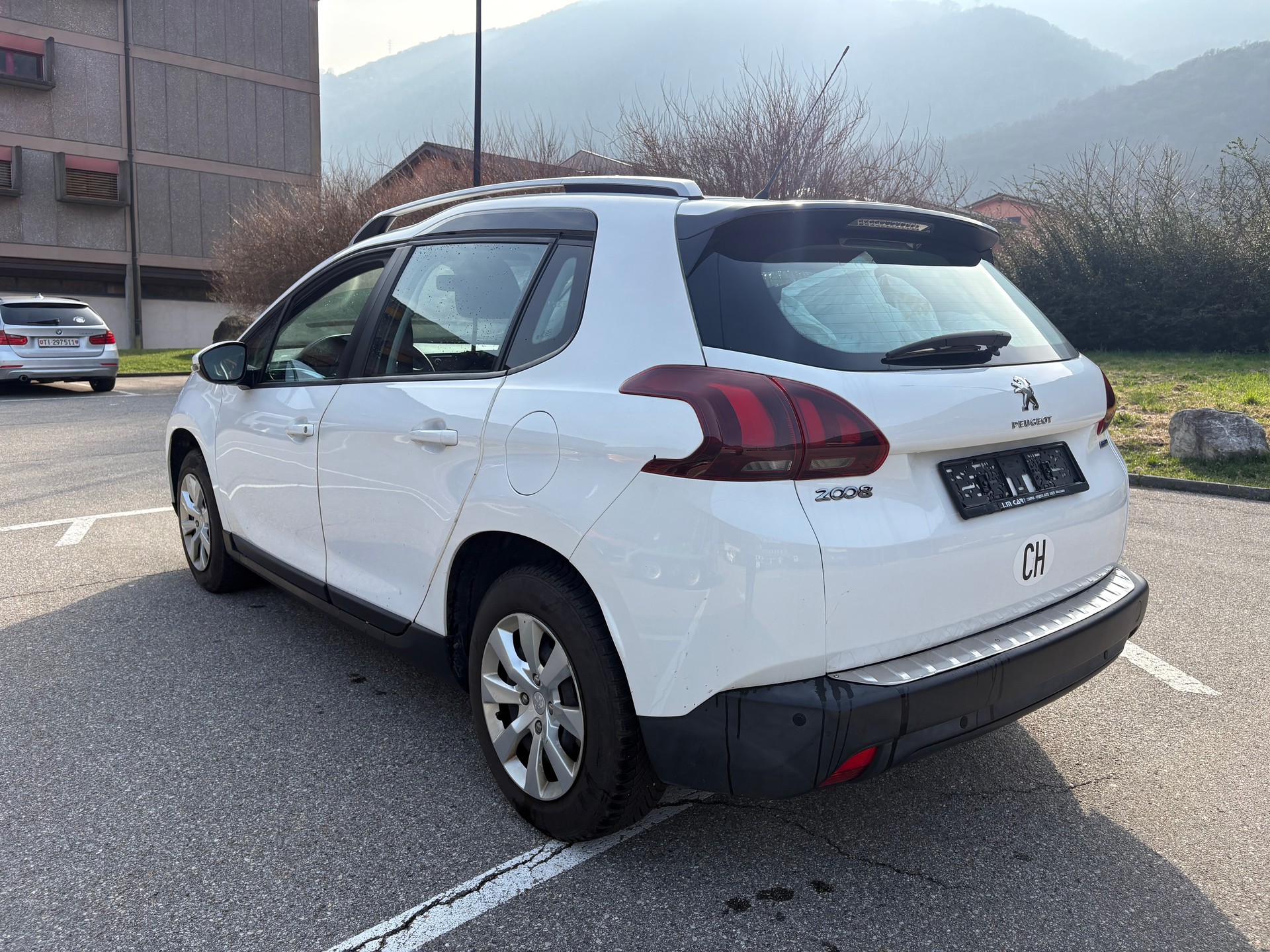 PEUGEOT 2008 1.2 VTI Active-image-3