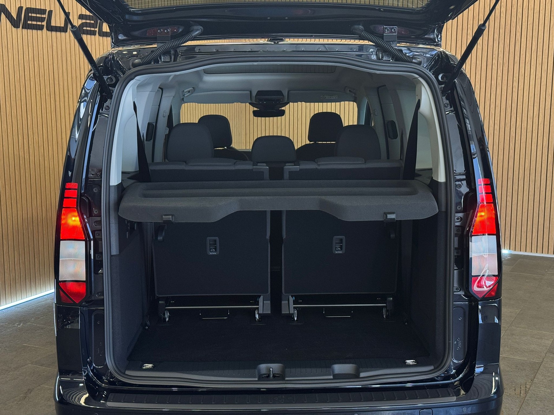 VW Caddy Maxi 2.0 TDI 4Motion Outdoor-image-7