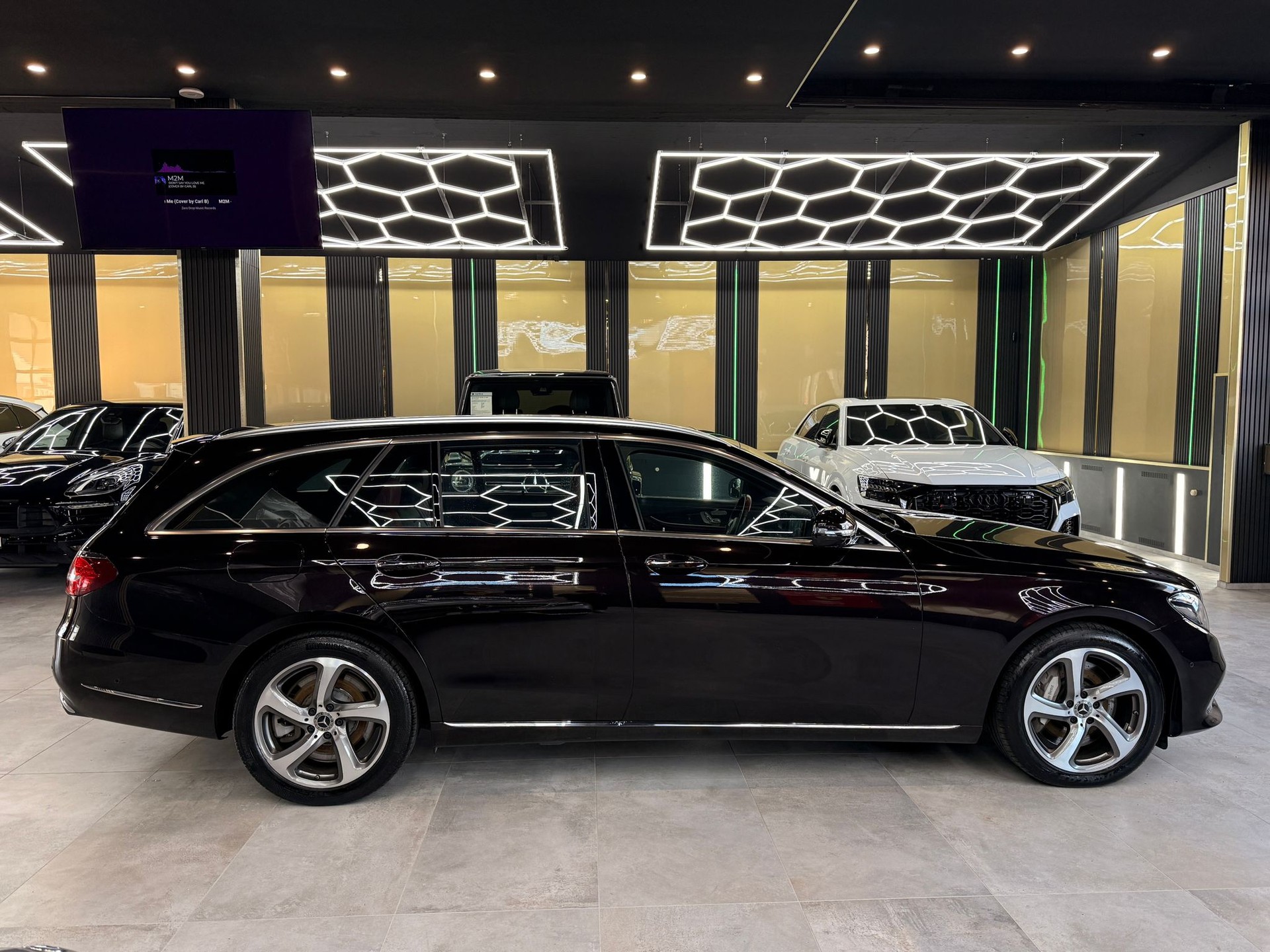 MERCEDES-BENZ E 400 Exclusive 4 Matic 9G-Tronic-image-3