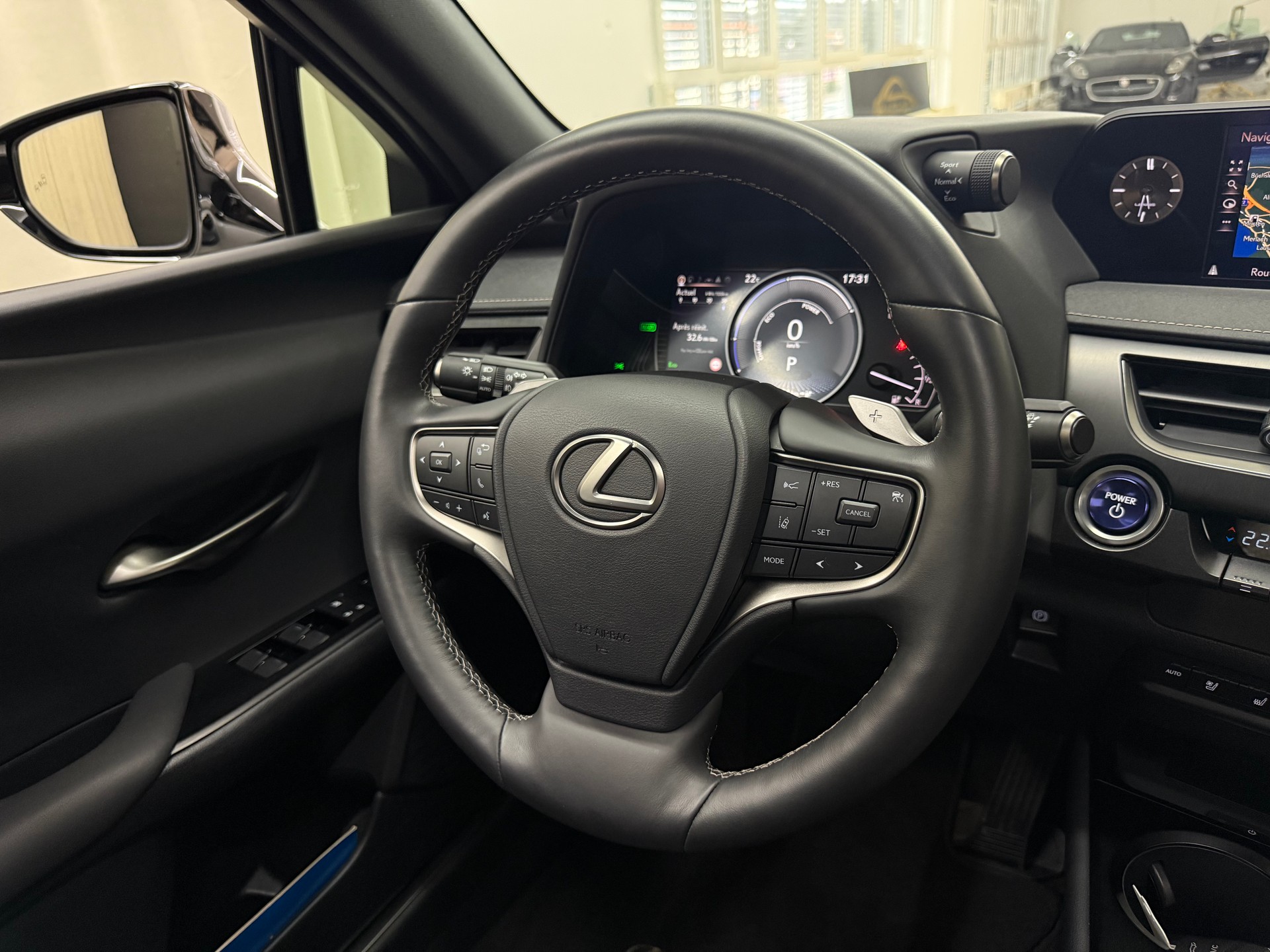 LEXUS UX 300e Excellence Automatic-image-11