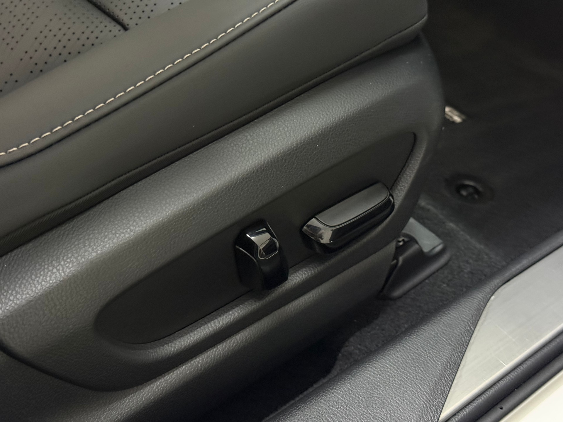 LEXUS UX 300e Excellence Automatic-image-19