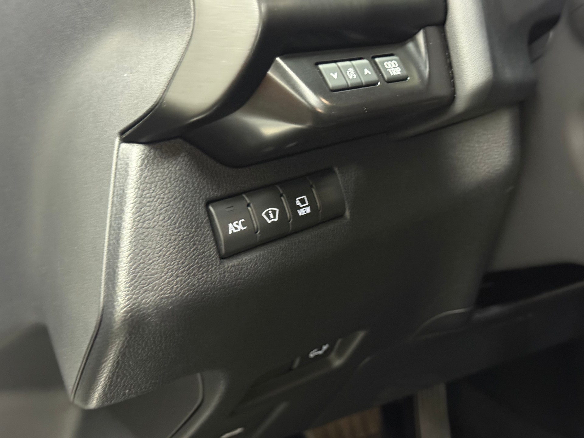 LEXUS UX 300e Excellence Automatic-image-18