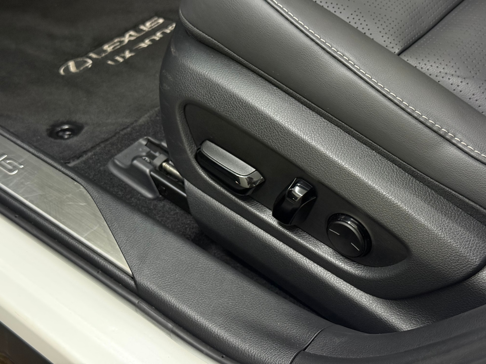 LEXUS UX 300e Excellence Automatic-image-13