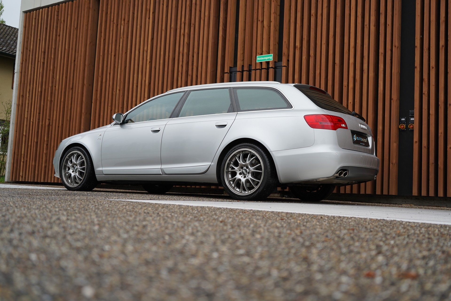AUDI S6 AVANT 5.2 V10 QUATTRO TIPTRONIC l 435 PS-image-11