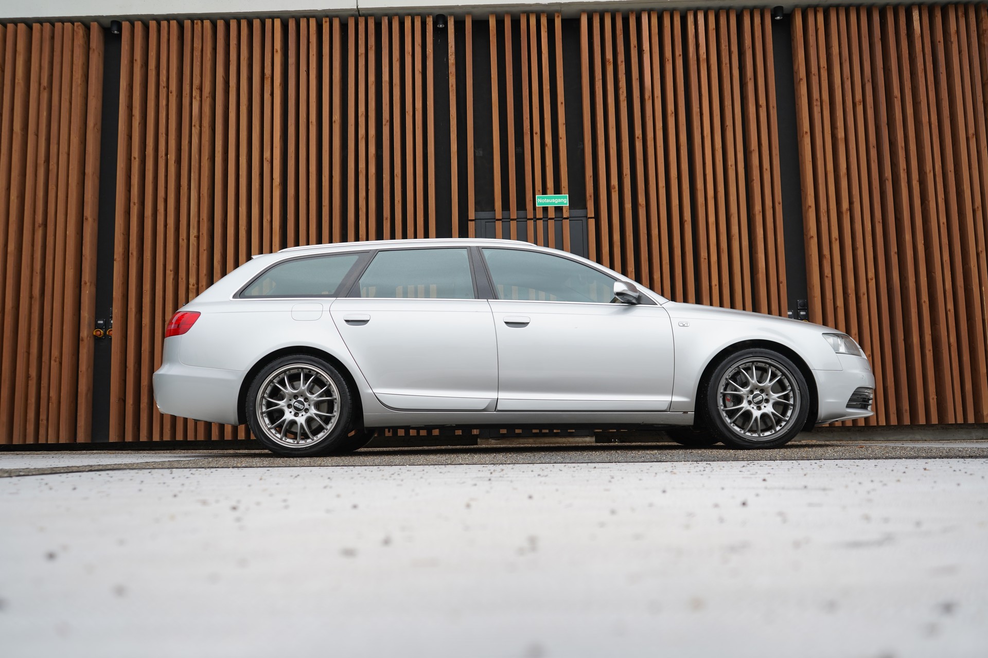AUDI S6 AVANT 5.2 V10 QUATTRO TIPTRONIC l 435 PS-image-2