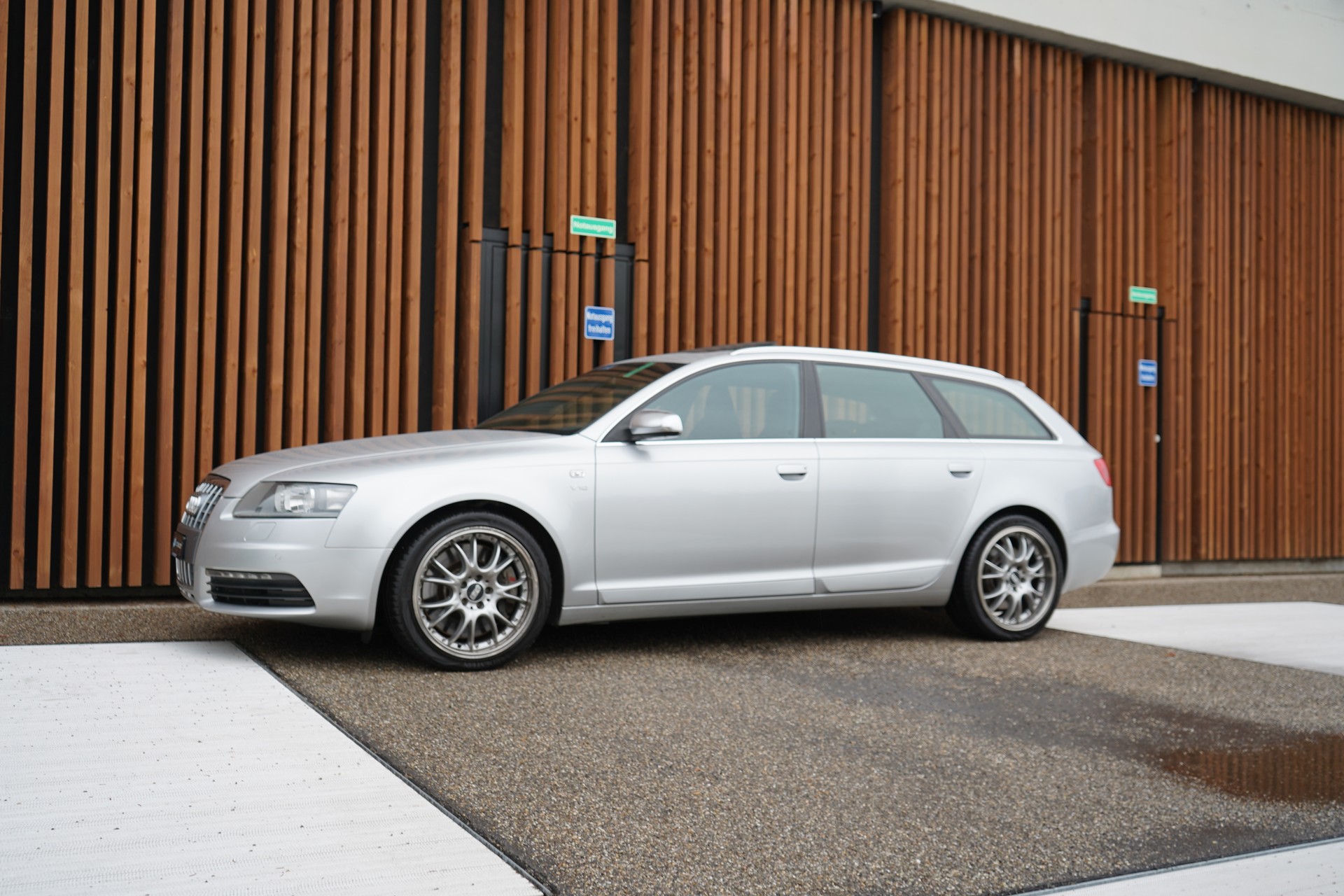 AUDI S6 AVANT 5.2 V10 QUATTRO TIPTRONIC l 435 PS-image-8