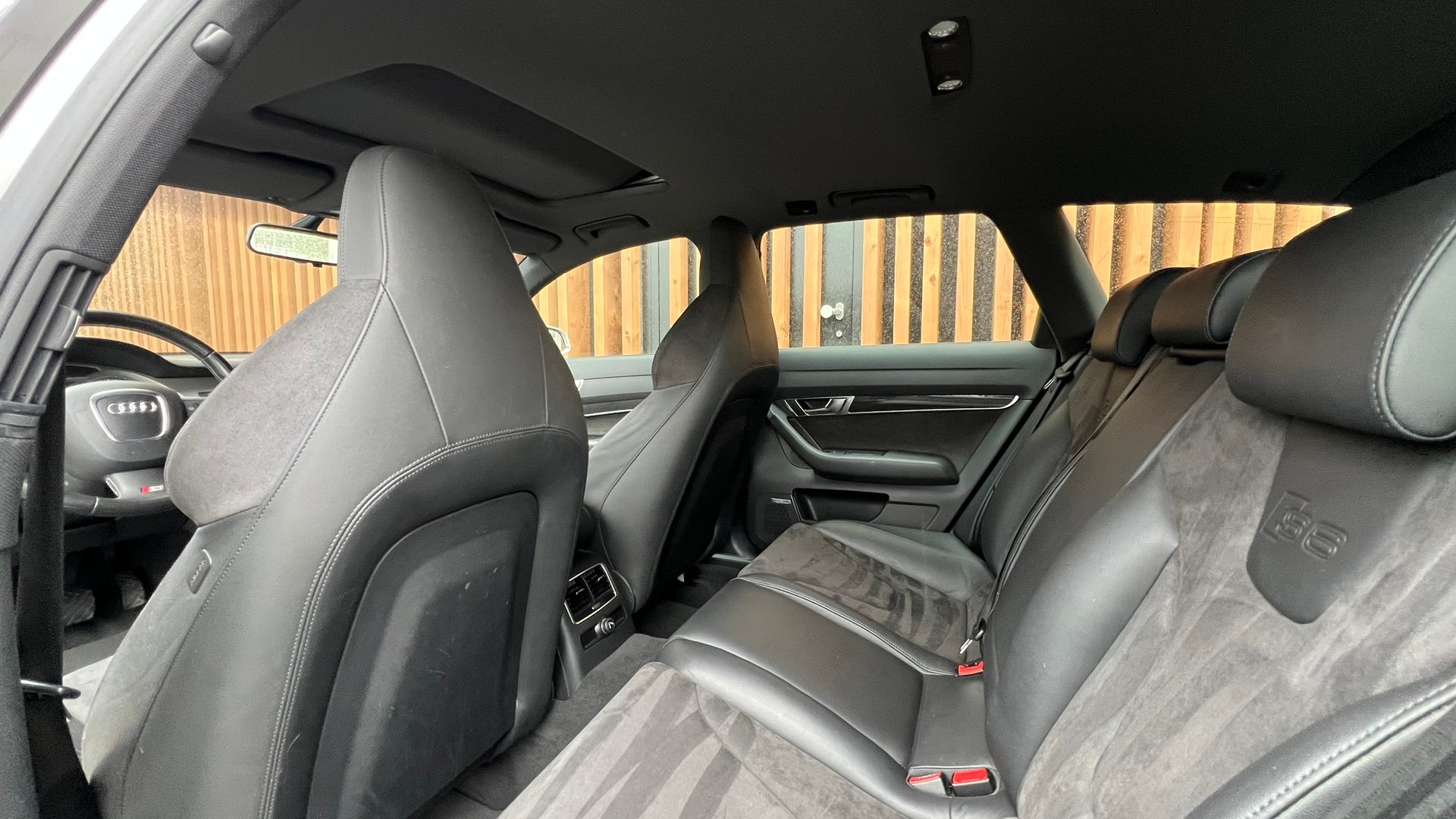 AUDI S6 AVANT 5.2 V10 QUATTRO TIPTRONIC l 435 PS-image-27