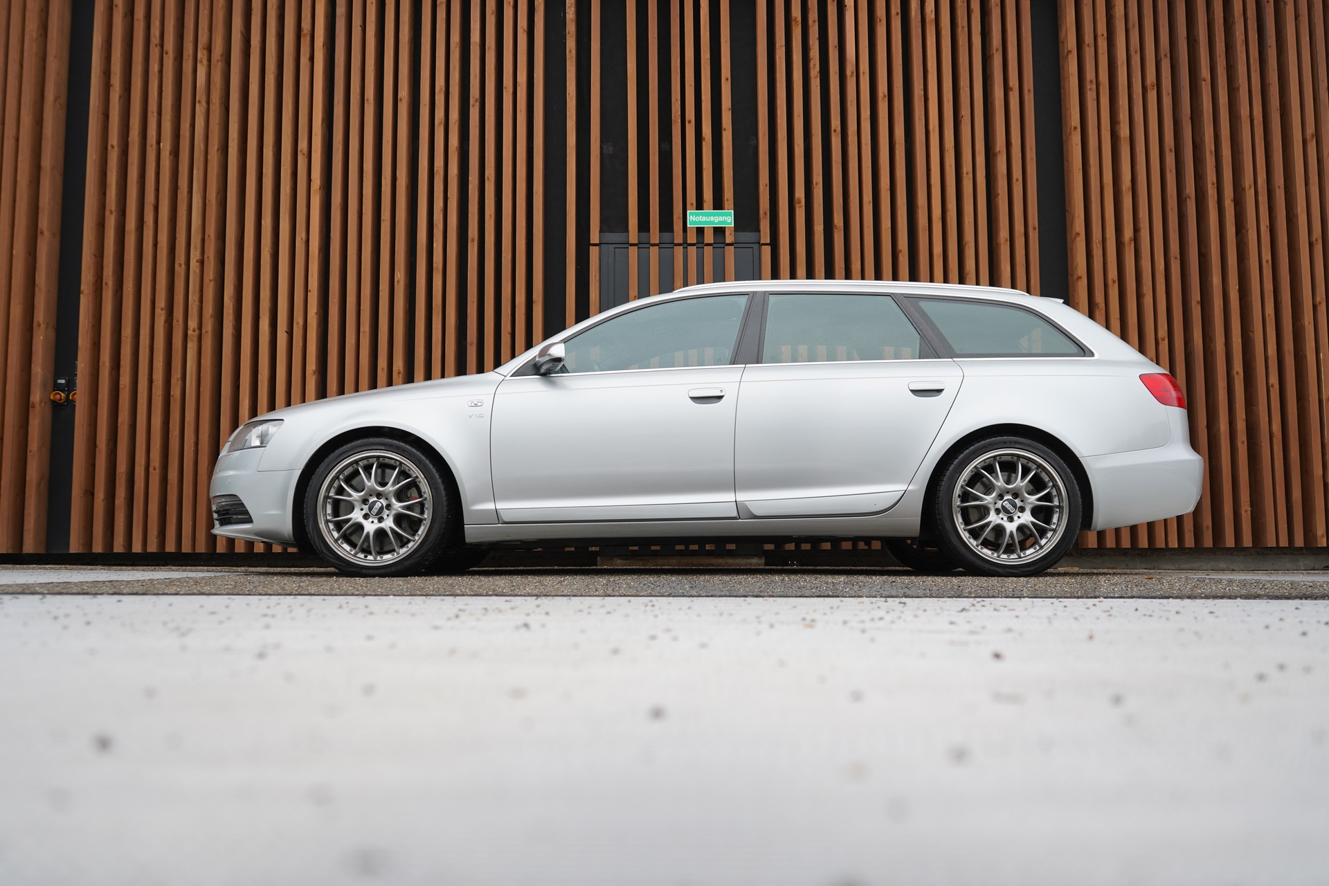 AUDI S6 AVANT 5.2 V10 QUATTRO TIPTRONIC l 435 PS-image-3