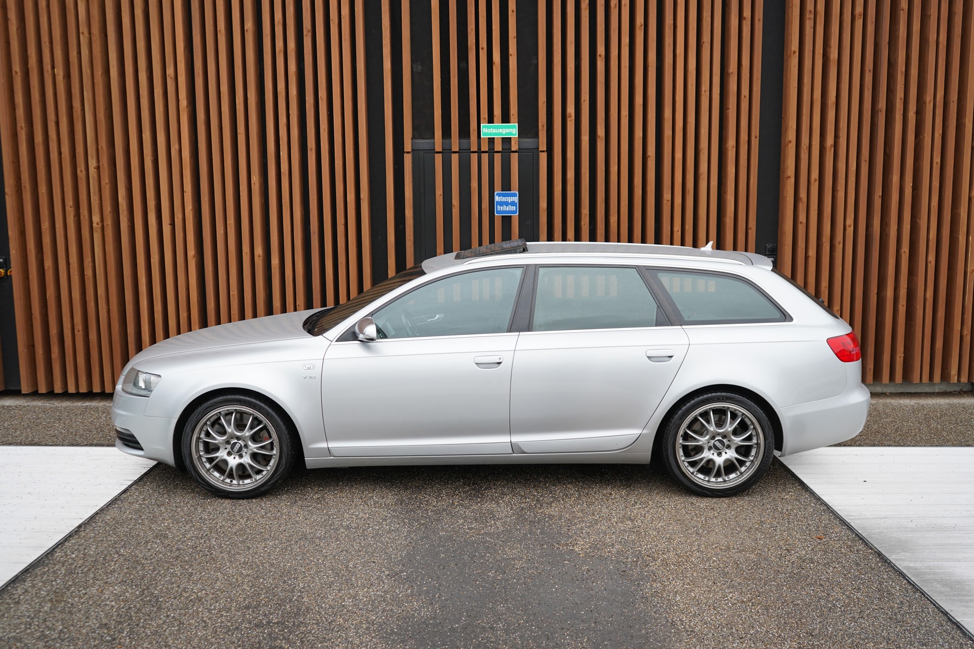 AUDI S6 AVANT 5.2 V10 QUATTRO TIPTRONIC l 435 PS-image-5