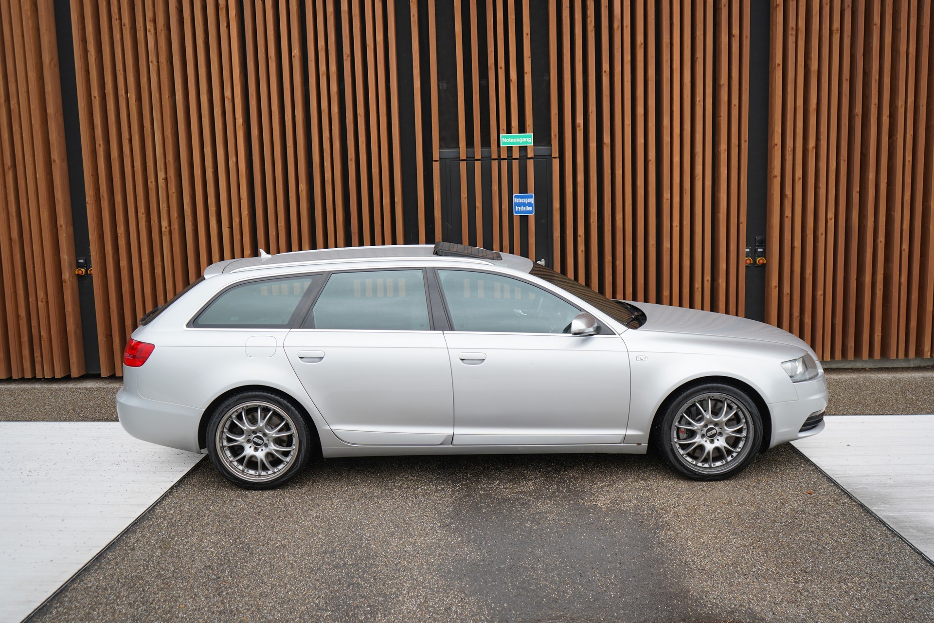 AUDI S6 AVANT 5.2 V10 QUATTRO TIPTRONIC l 435 PS-image-4