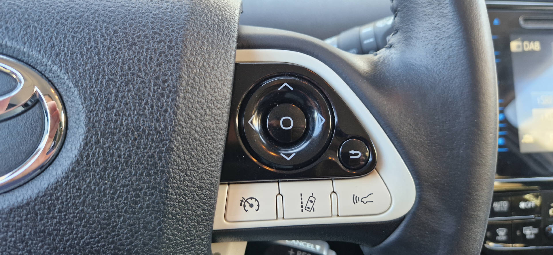 TOYOTA Prius 1.8 VVTi HSD Sol Premium-image-15