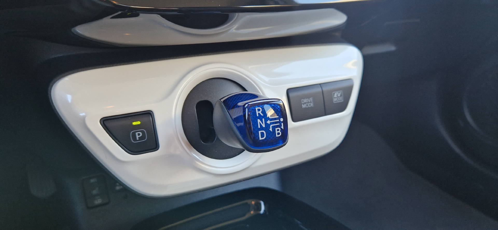 TOYOTA Prius 1.8 VVTi HSD Sol Premium-image-11
