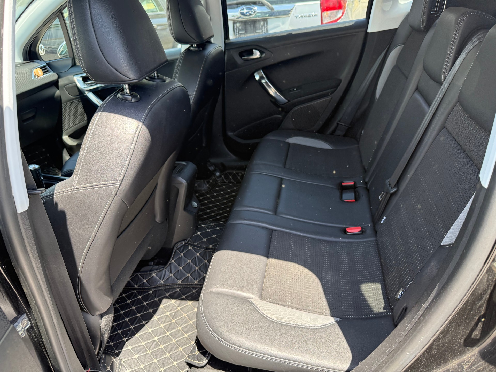 PEUGEOT 2008 1.6 e-HDi Allure EGS6-image-6