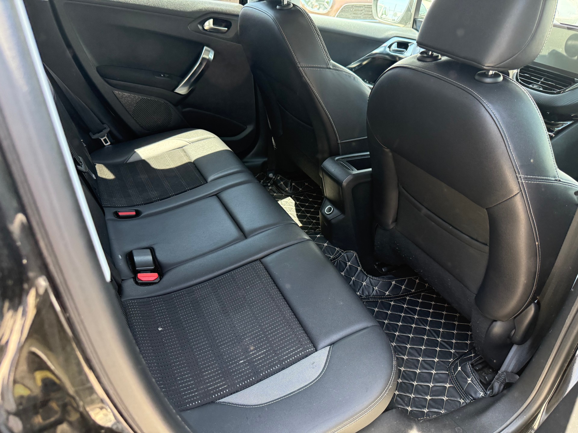 PEUGEOT 2008 1.6 e-HDi Allure EGS6-image-8