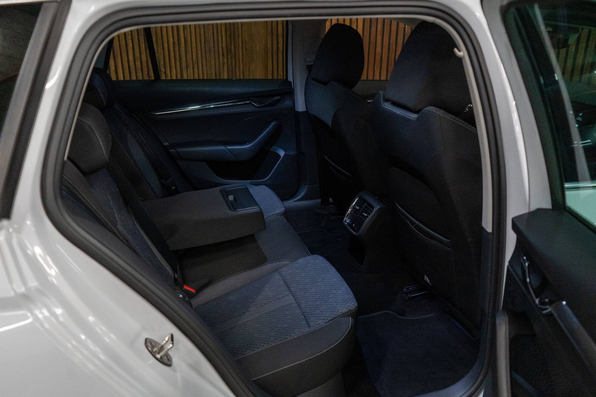 SKODA Octavia Combi 2.0 TDI Ambition 4x4 DSG-image-10