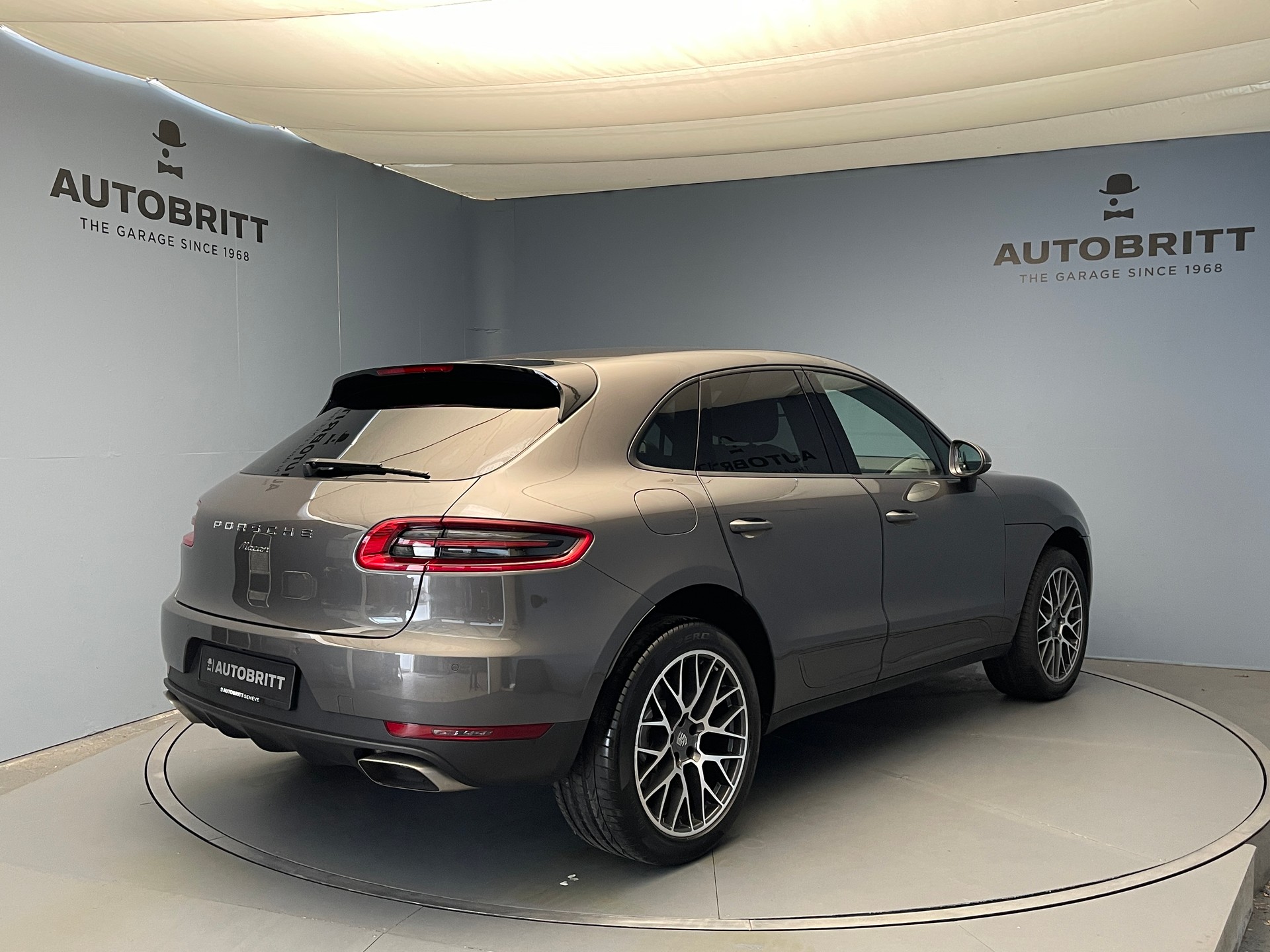 PORSCHE Macan 2.0-image-3