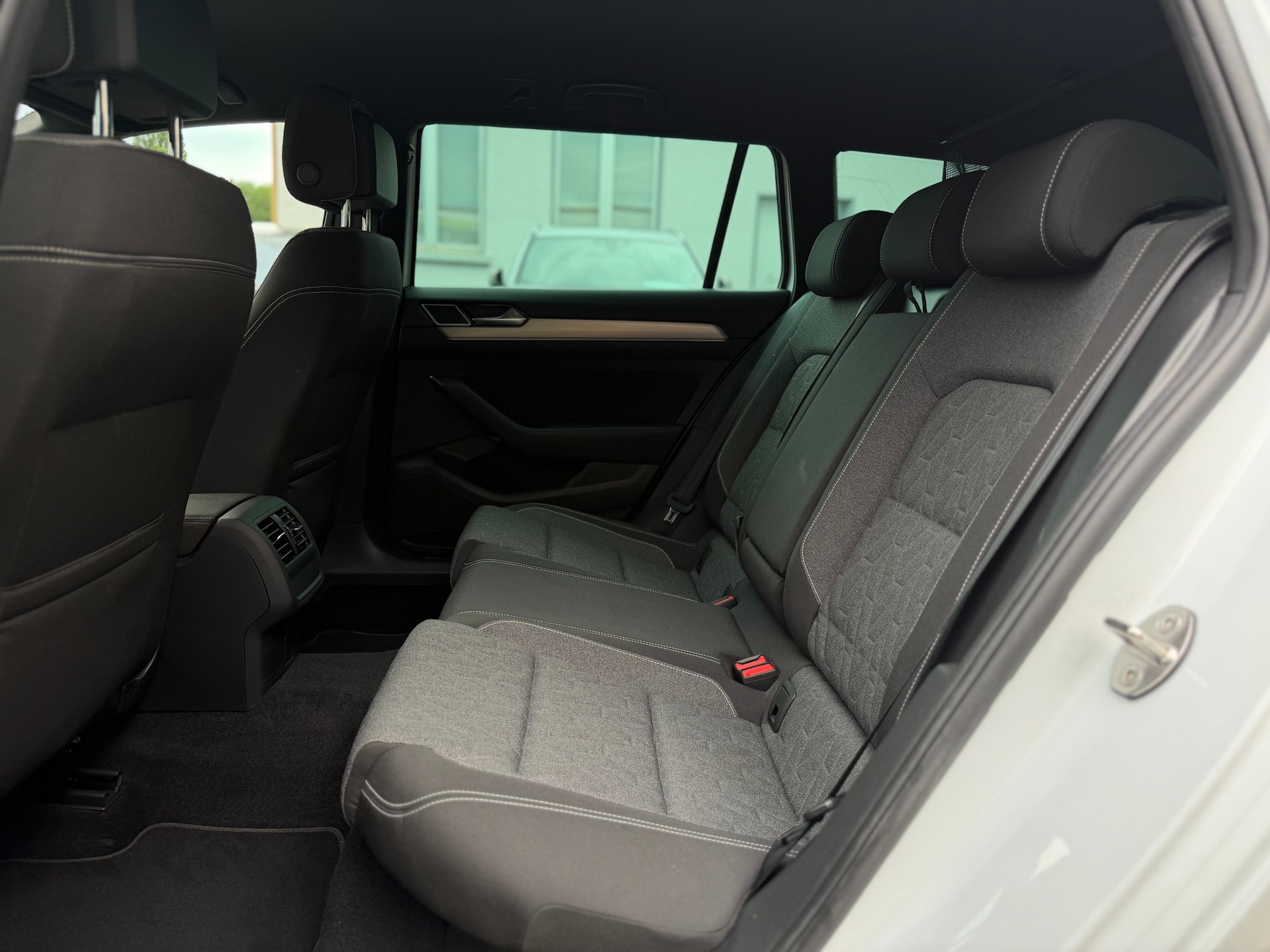 VW Passat 2.0 TDI BMT Business 4Motion DSG-image-11
