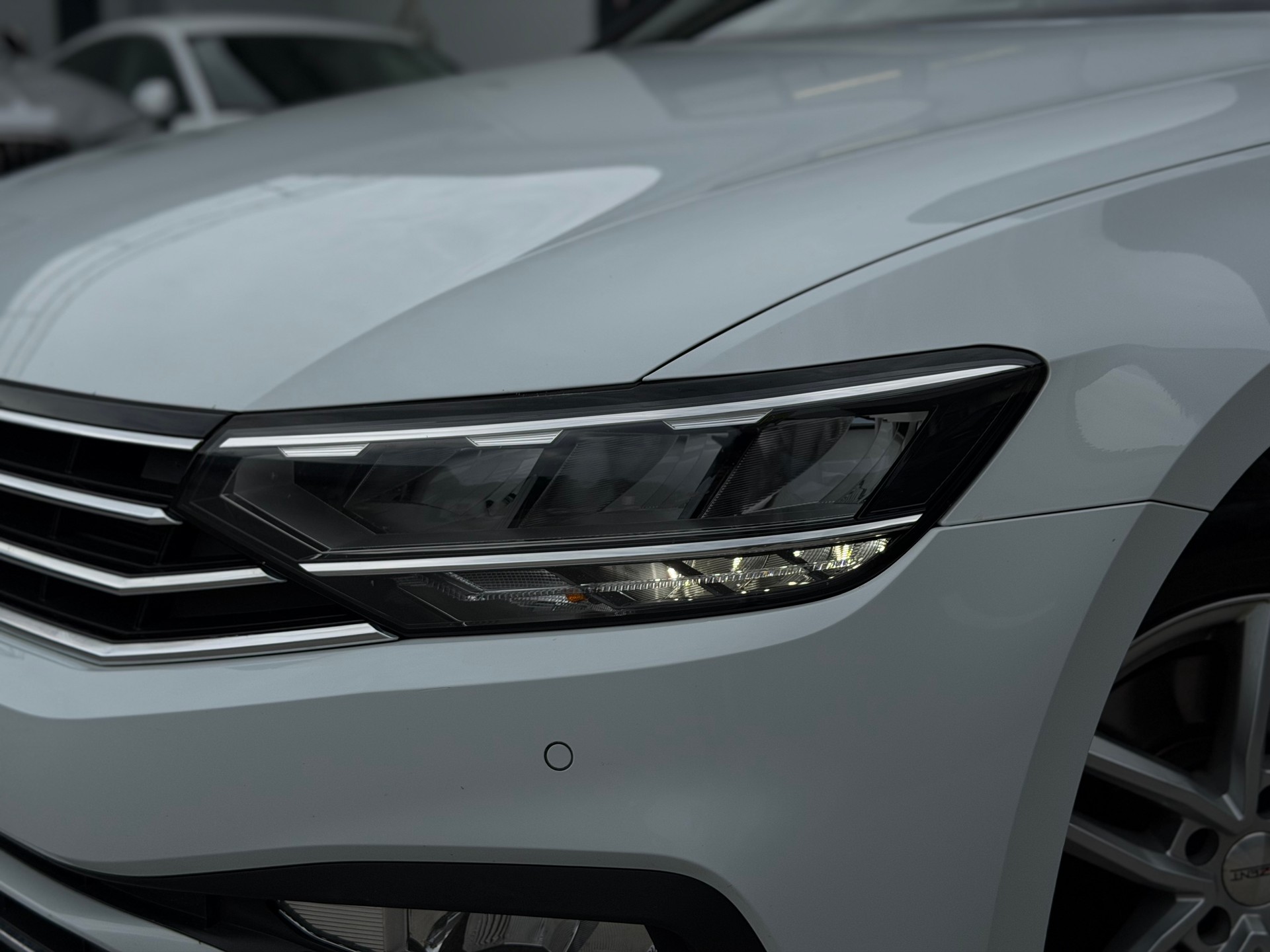 VW Passat 2.0 TDI BMT Business 4Motion DSG-image-8