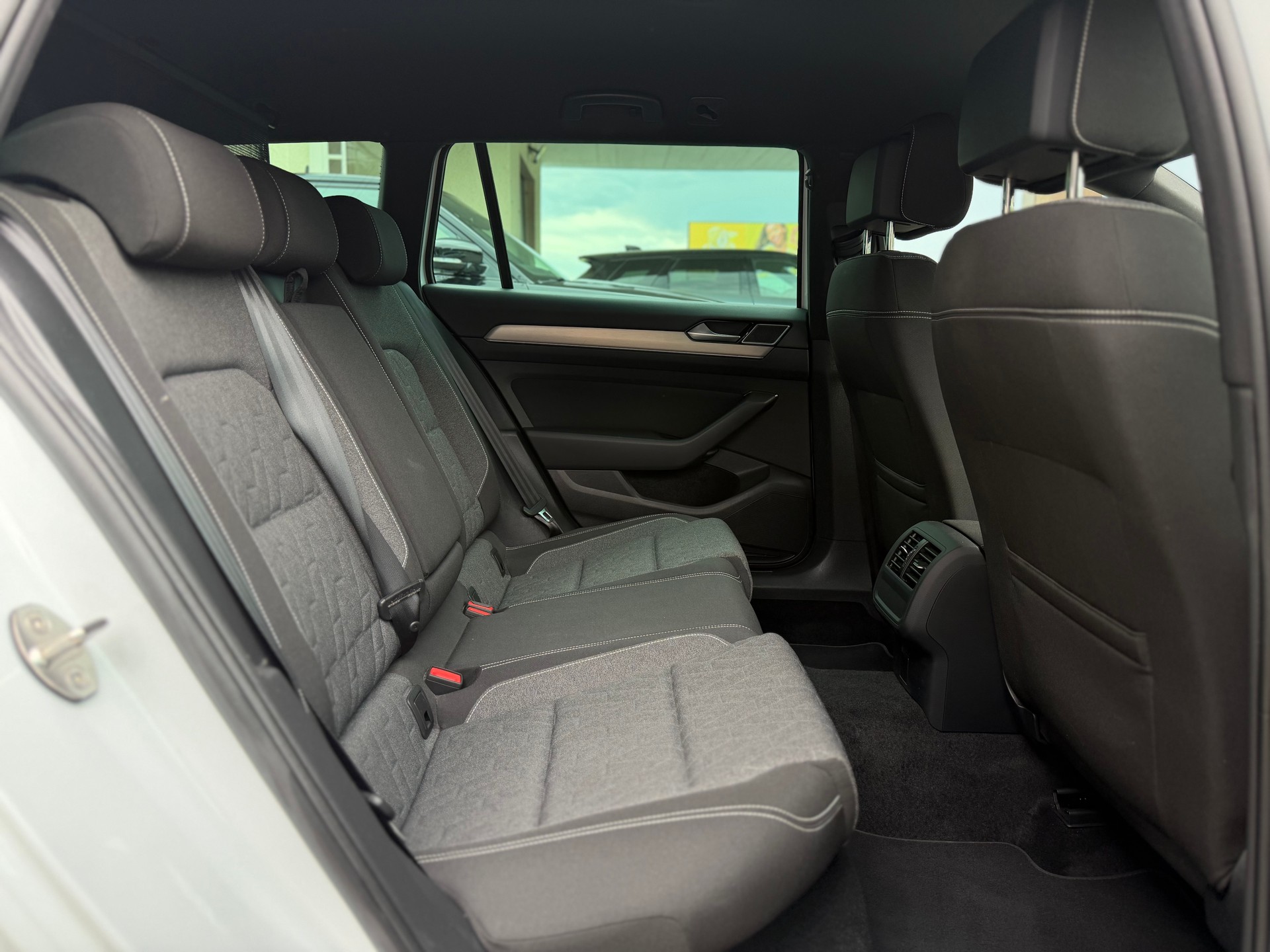 VW Passat 2.0 TDI BMT Business 4Motion DSG-image-13