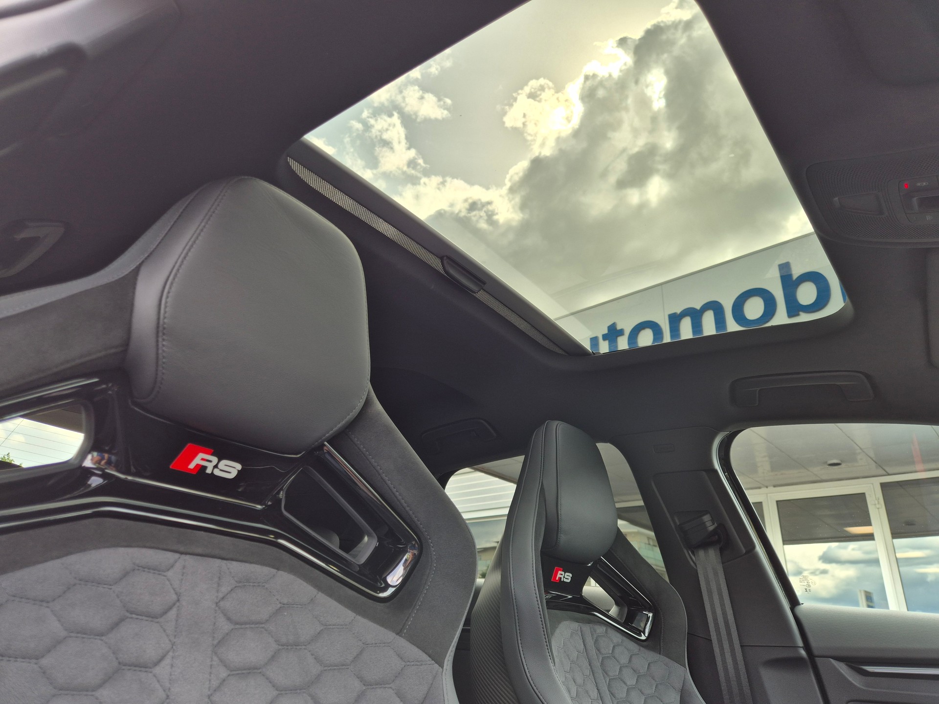 AUDI RS3 Sportback 2.5 TSI quattro S-tronic-image-9