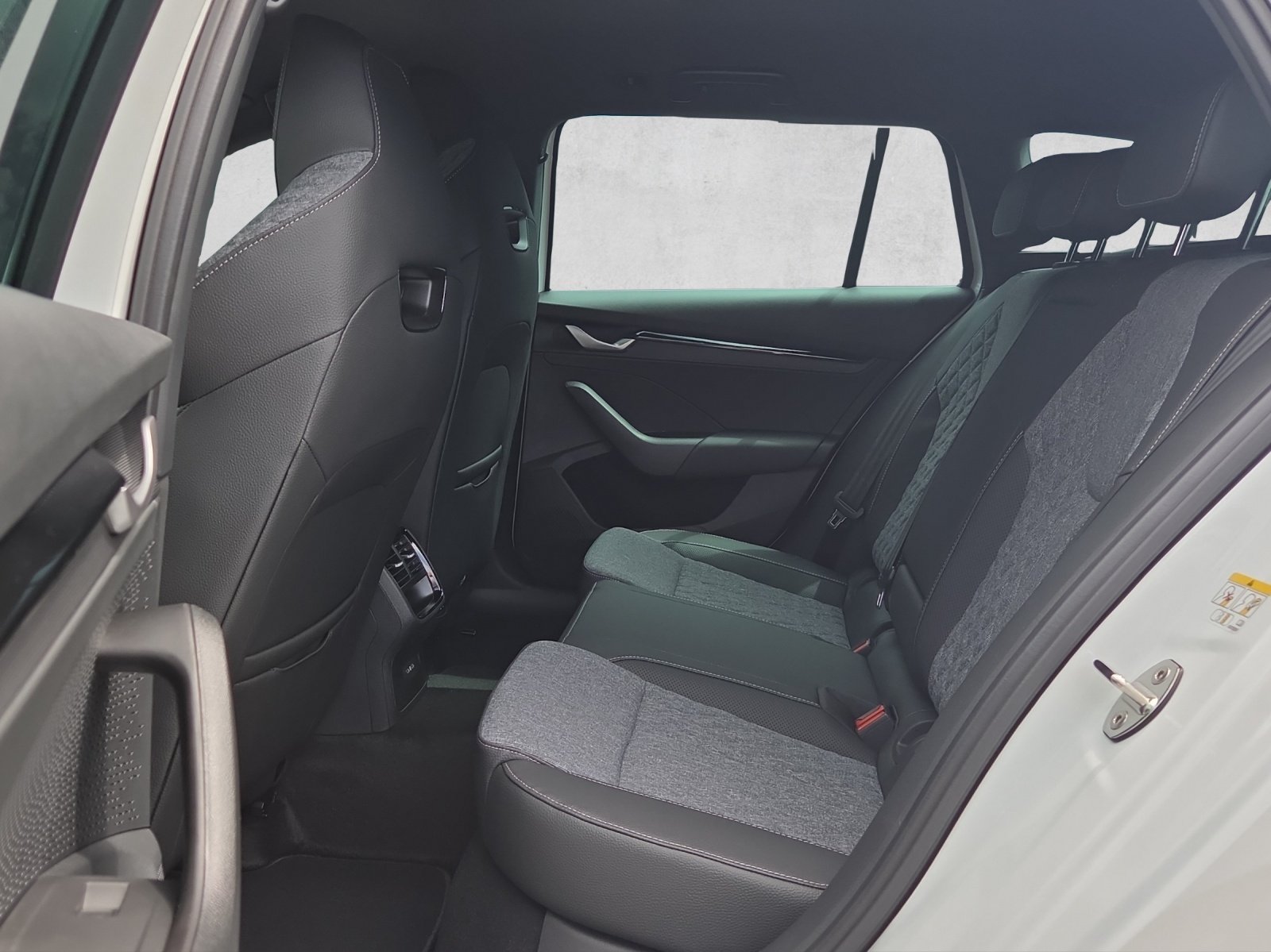 SKODA Octavia Combi 1.5 TSI mHEV DSG Sport Line-image-9