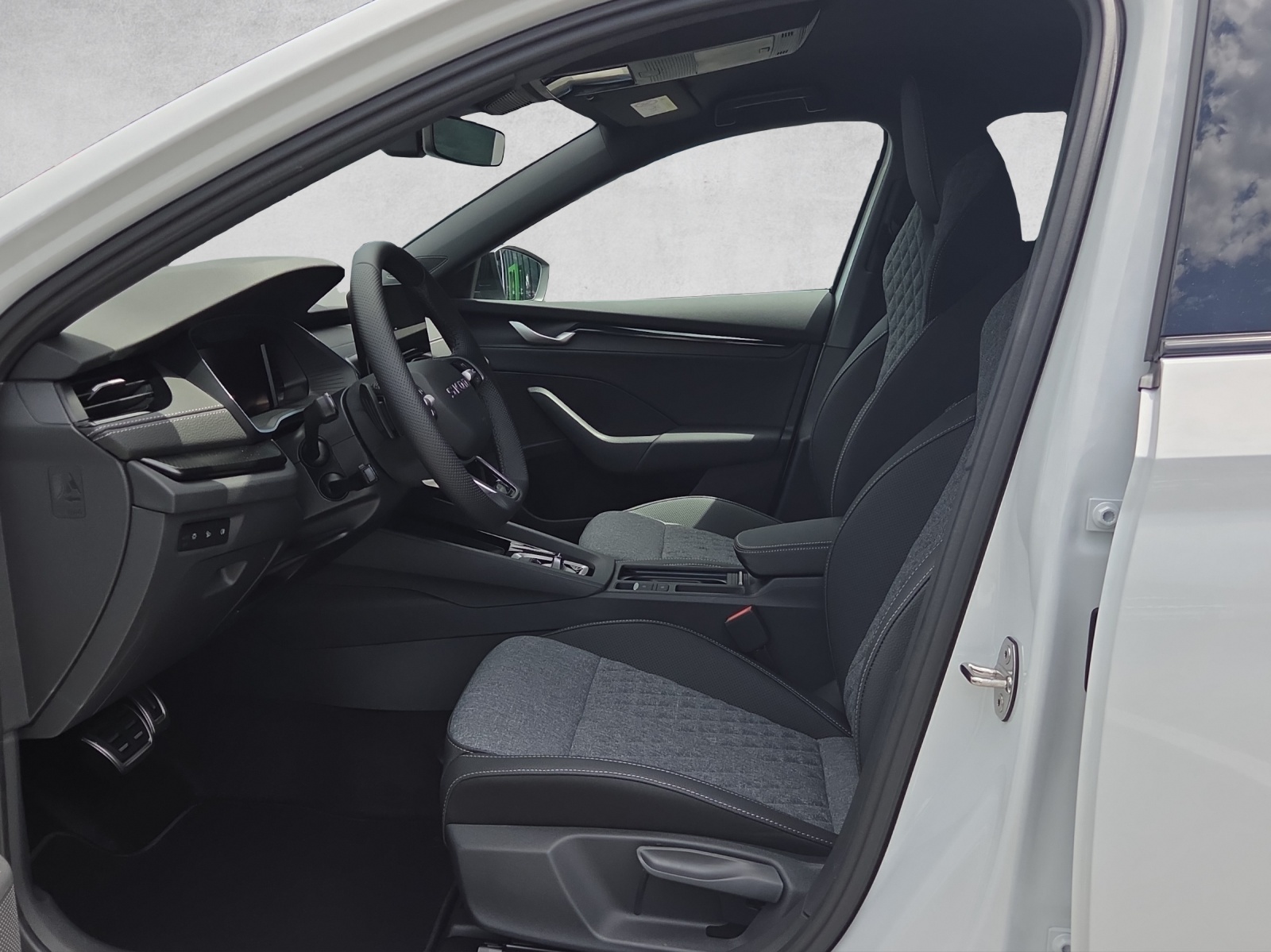 SKODA Octavia Combi 1.5 TSI mHEV DSG Sport Line-image-8