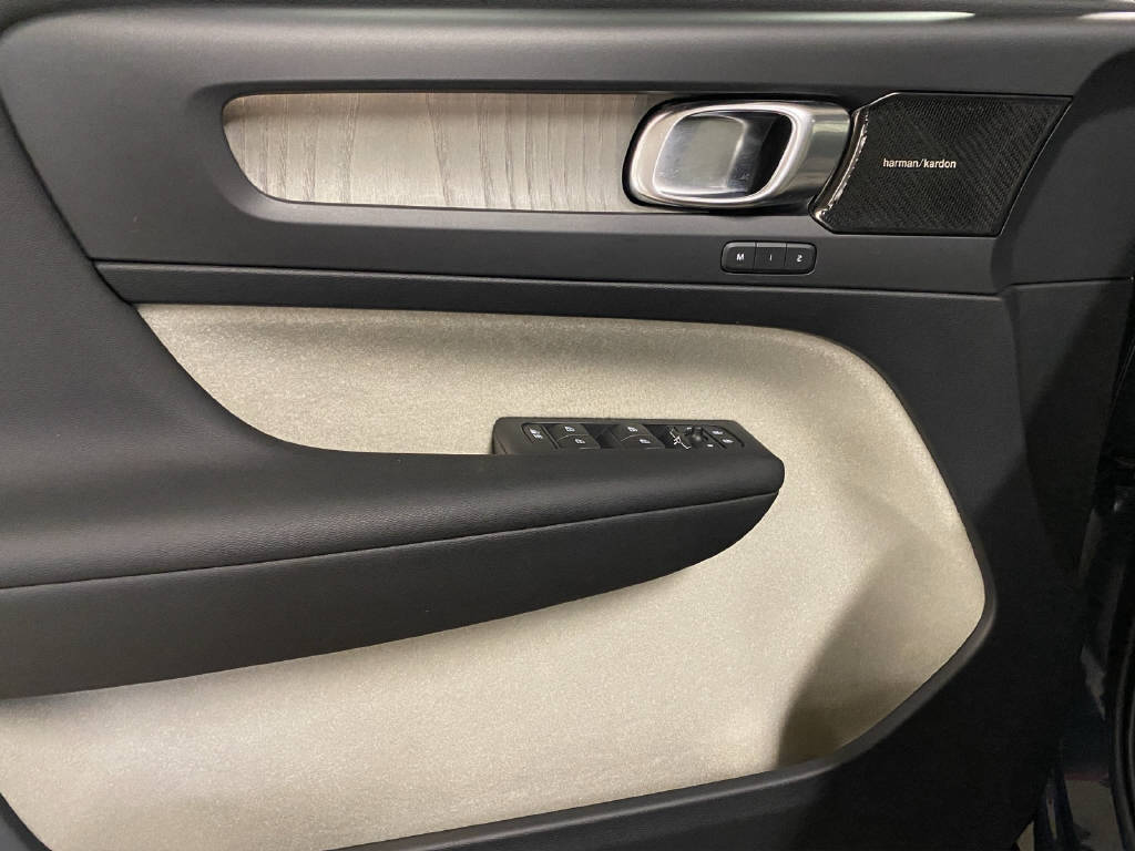 VOLVO XC40 2.0 T4 Inscription AWD-image-11