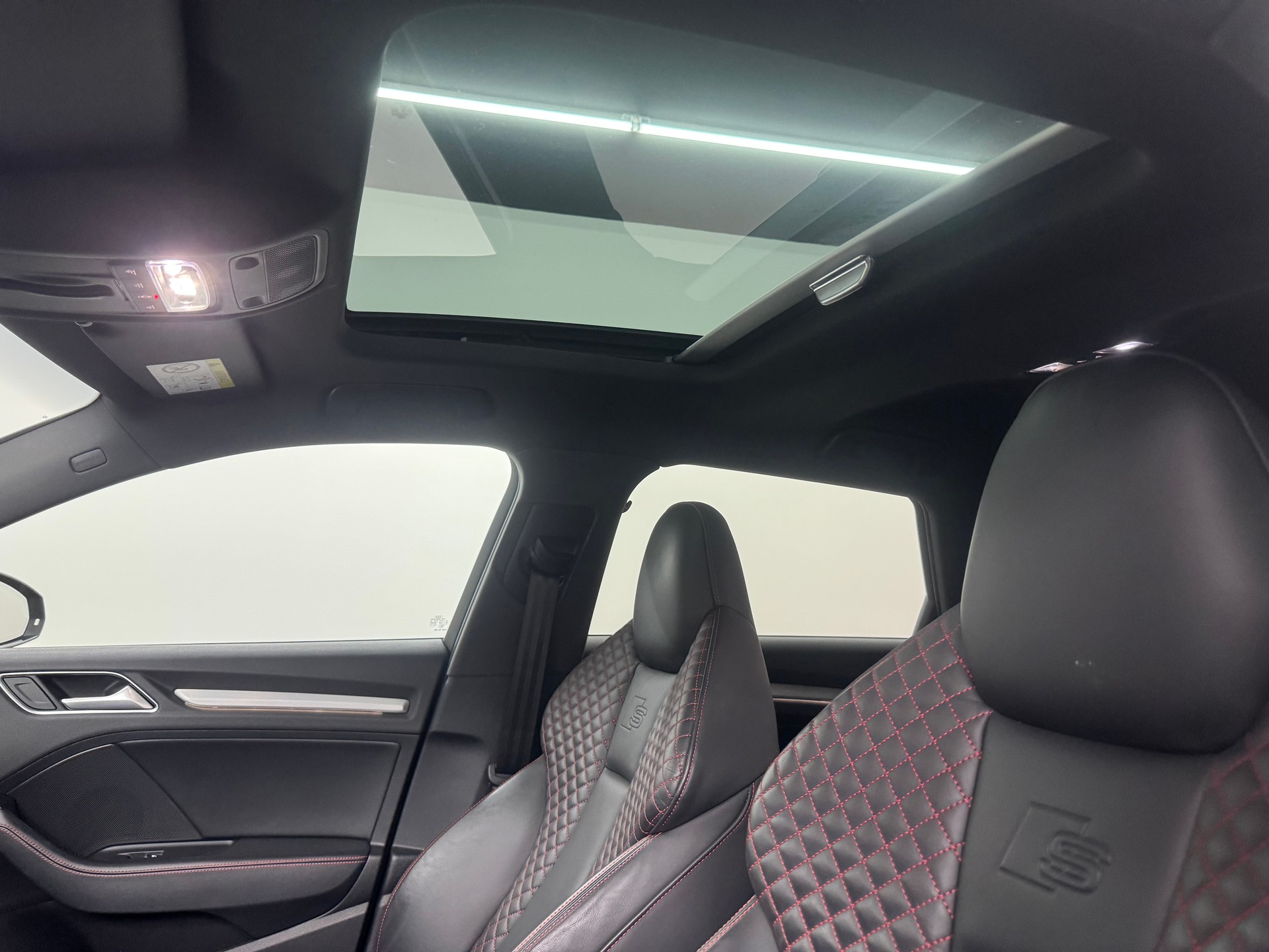 AUDI S3 Sportback 2.0 TFSI quattro S-tronic-image-17