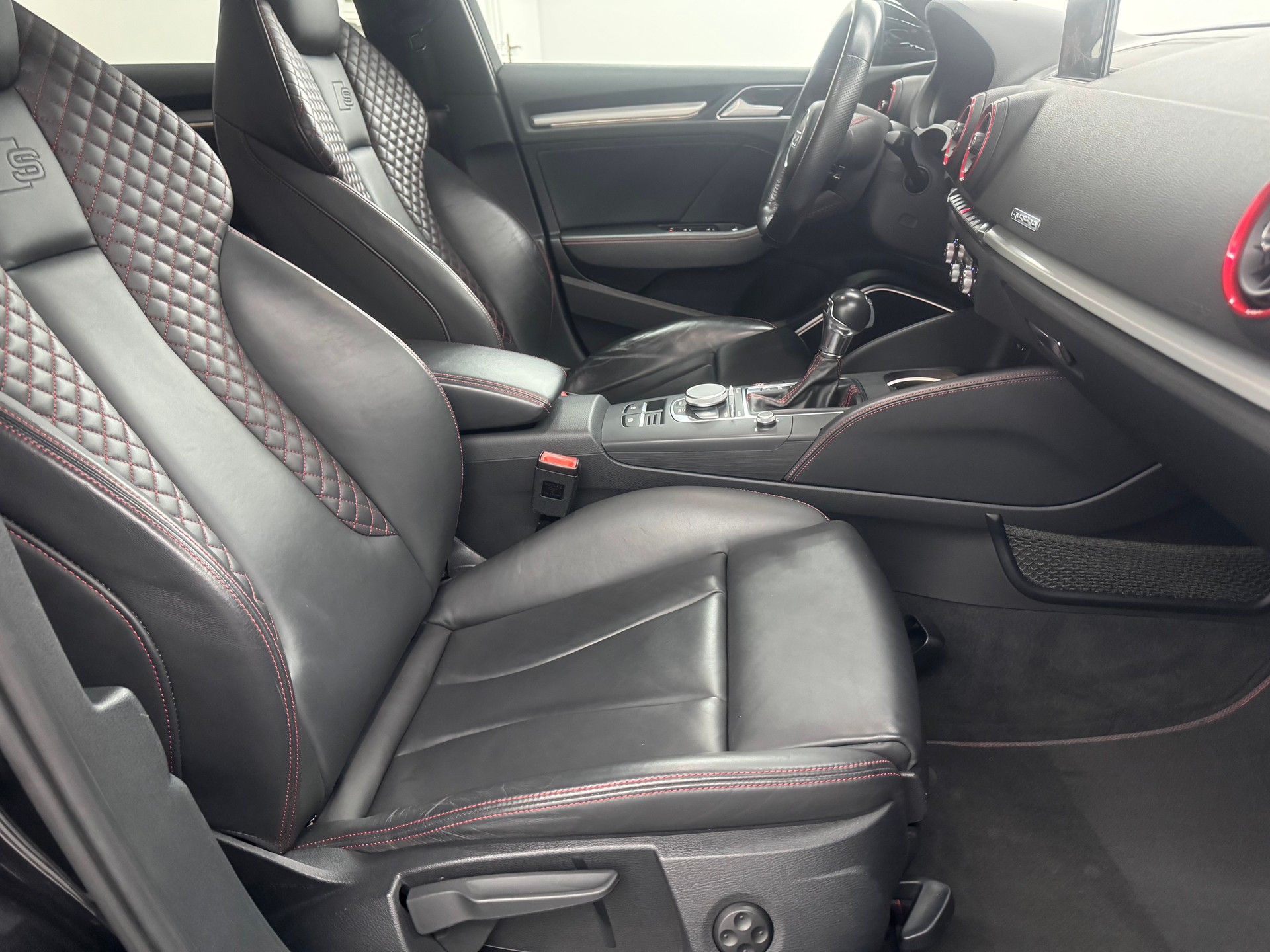 AUDI S3 Sportback 2.0 TFSI quattro S-tronic-image-13