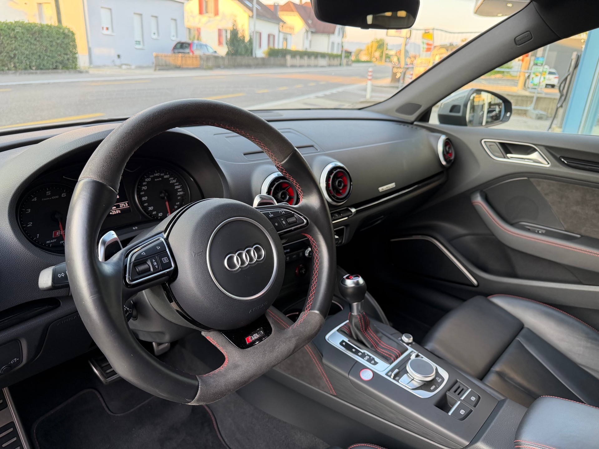 AUDI RS3 2.5 TSI quattro S-tronic-image-8