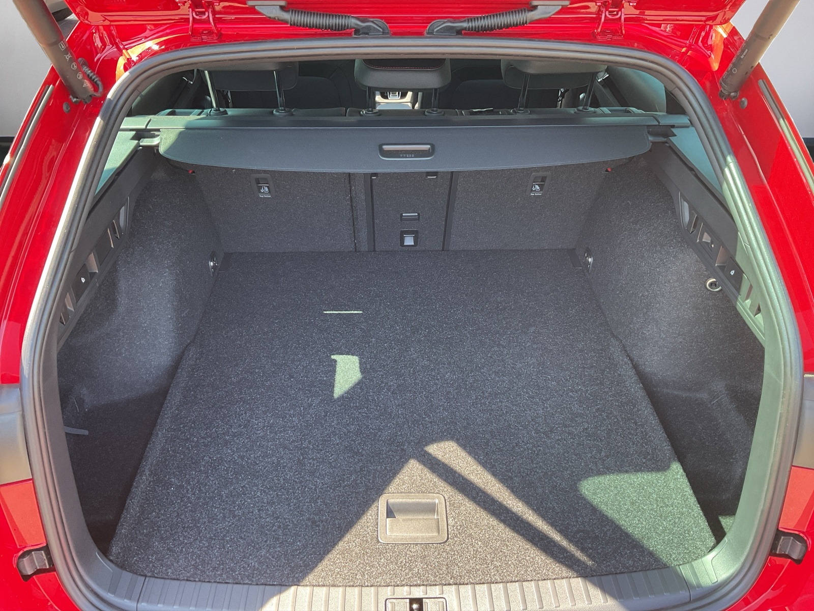 SKODA Octavia Combi 2.0 TSI DSG RS 30 Years Edition-image-11