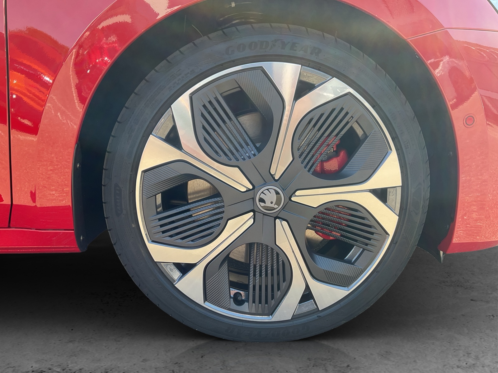 SKODA Octavia Combi 2.0 TSI DSG RS 30 Years Edition-image-12