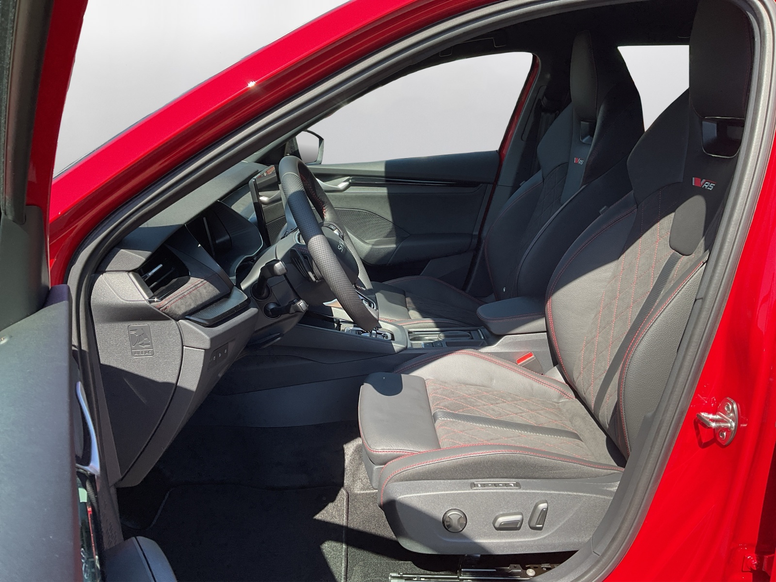 SKODA Octavia Combi 2.0 TSI DSG RS 30 Years Edition-image-9