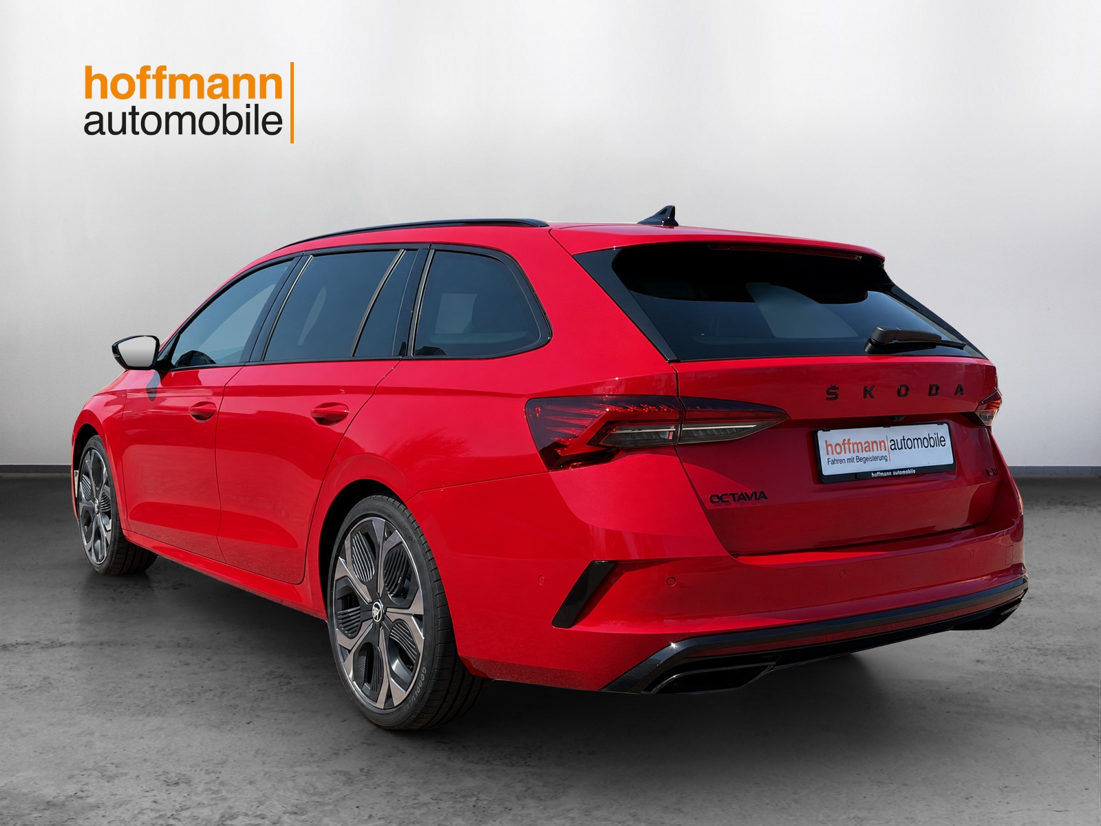 SKODA Octavia Combi 2.0 TSI DSG RS 30 Years Edition-image-5