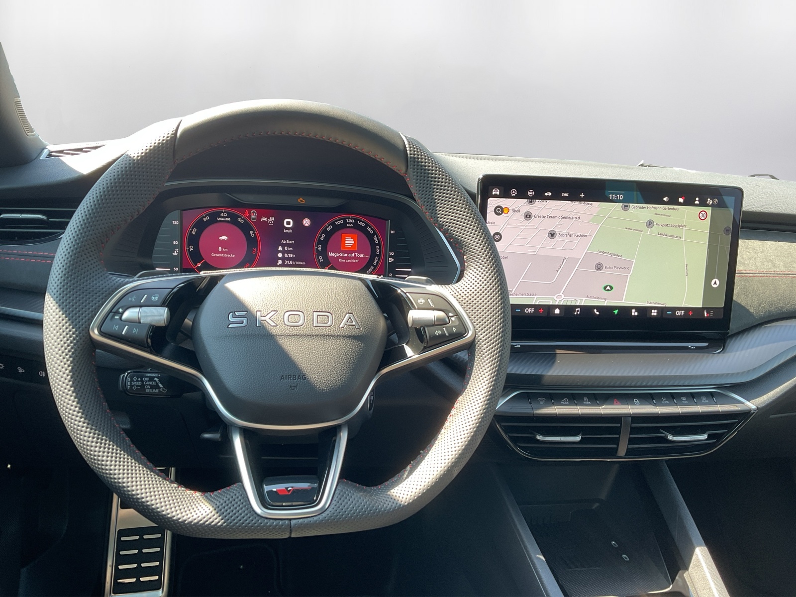 SKODA Octavia Combi 2.0 TSI DSG RS 30 Years Edition-image-6