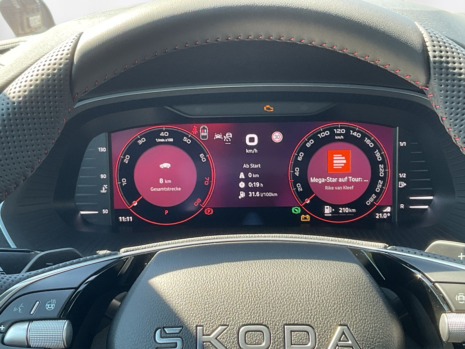 SKODA Octavia Combi 2.0 TSI DSG RS 30 Years Edition-image-7