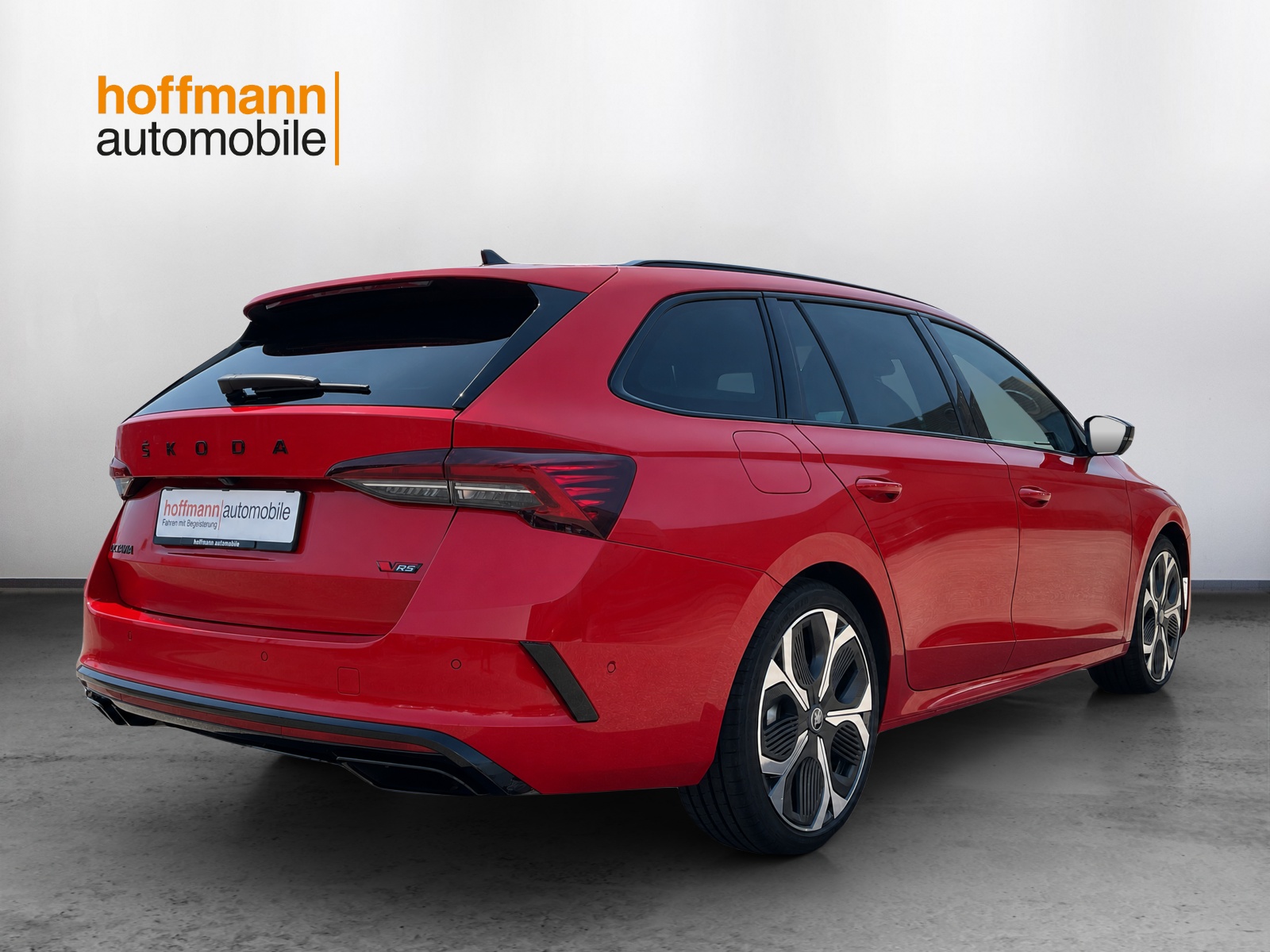 SKODA Octavia Combi 2.0 TSI DSG RS 30 Years Edition-image-3