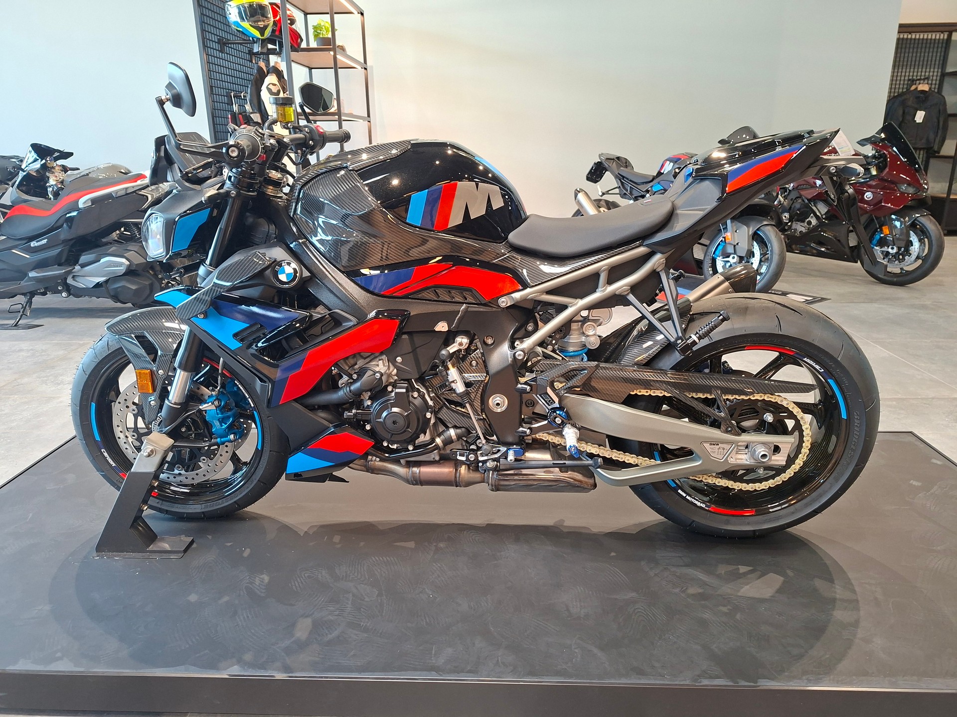 BMW M 1000 R-showroom-element-1