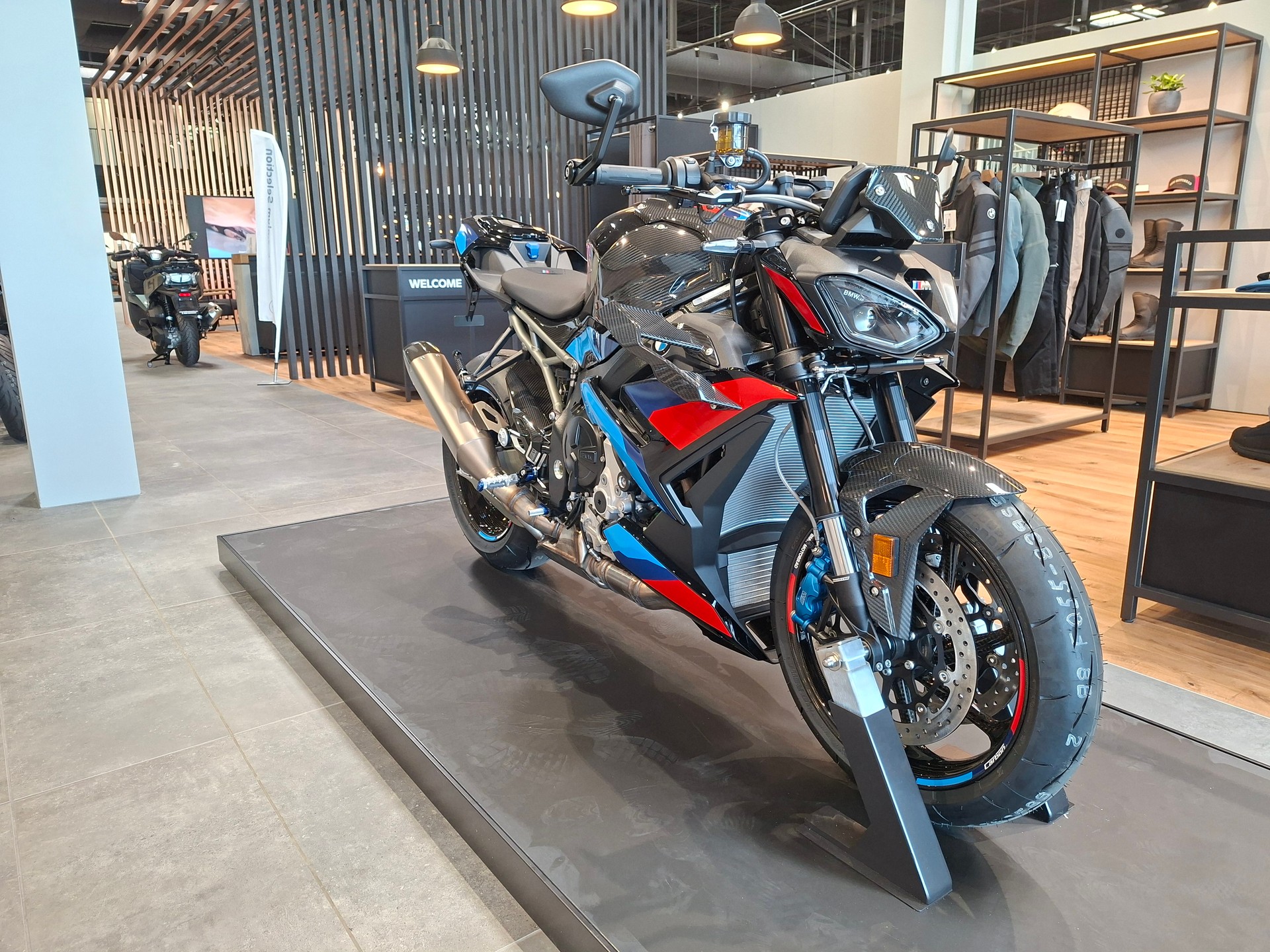 BMW M 1000 R-showroom-element-3