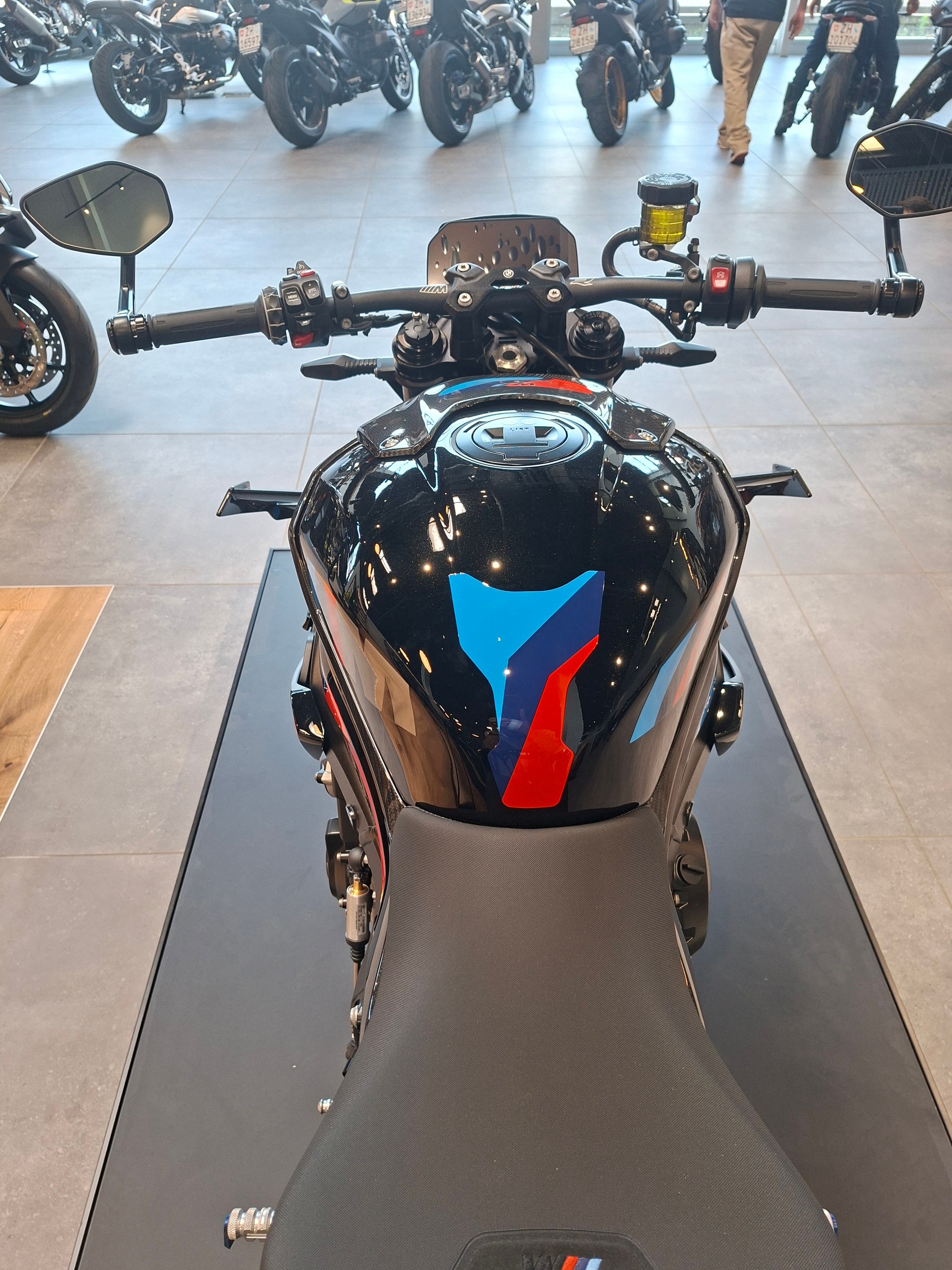 BMW M 1000 R-showroom-element-2