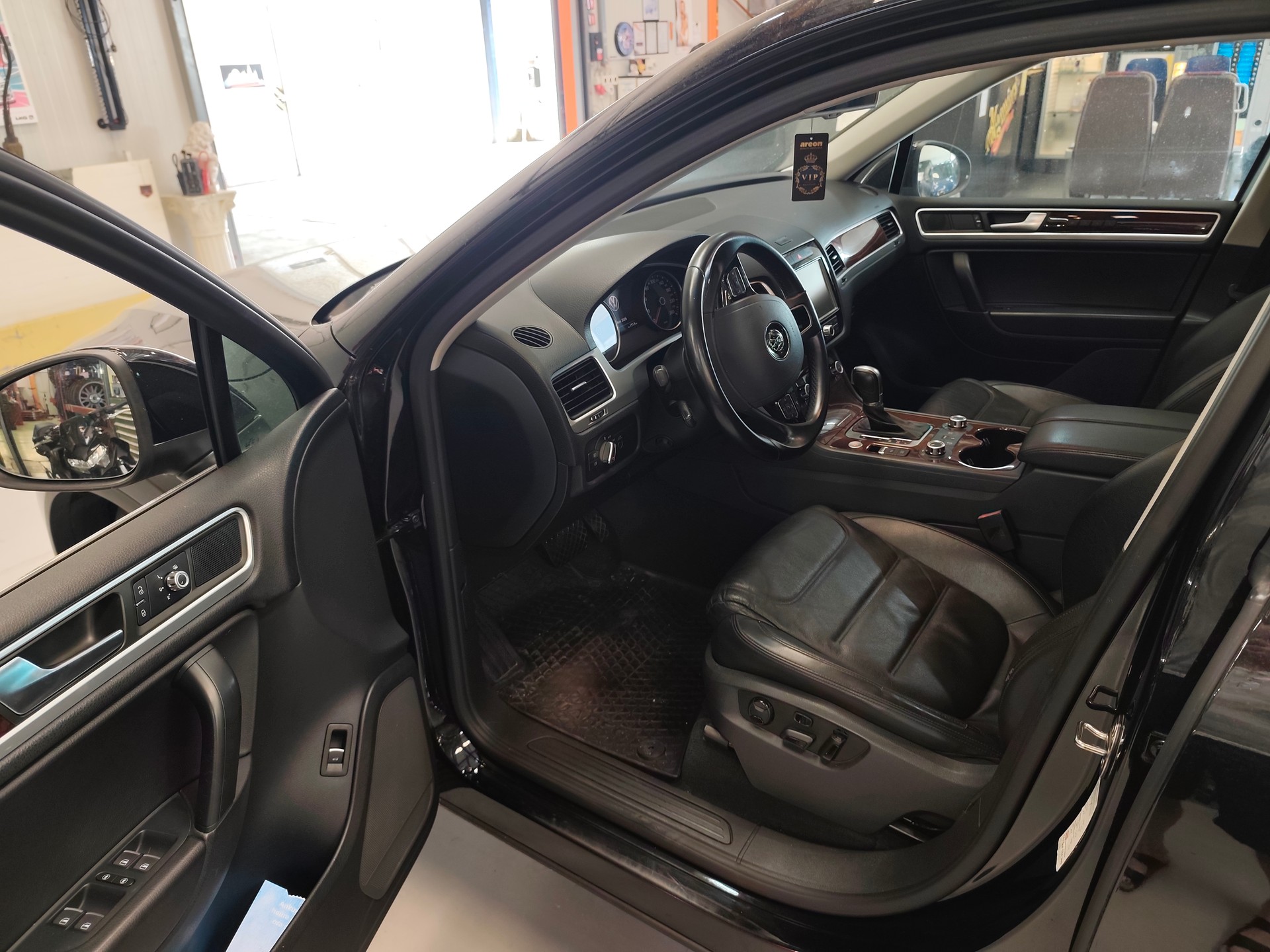 VW 3.0 V6 TDI 245 BMT Black Pearl-image-4