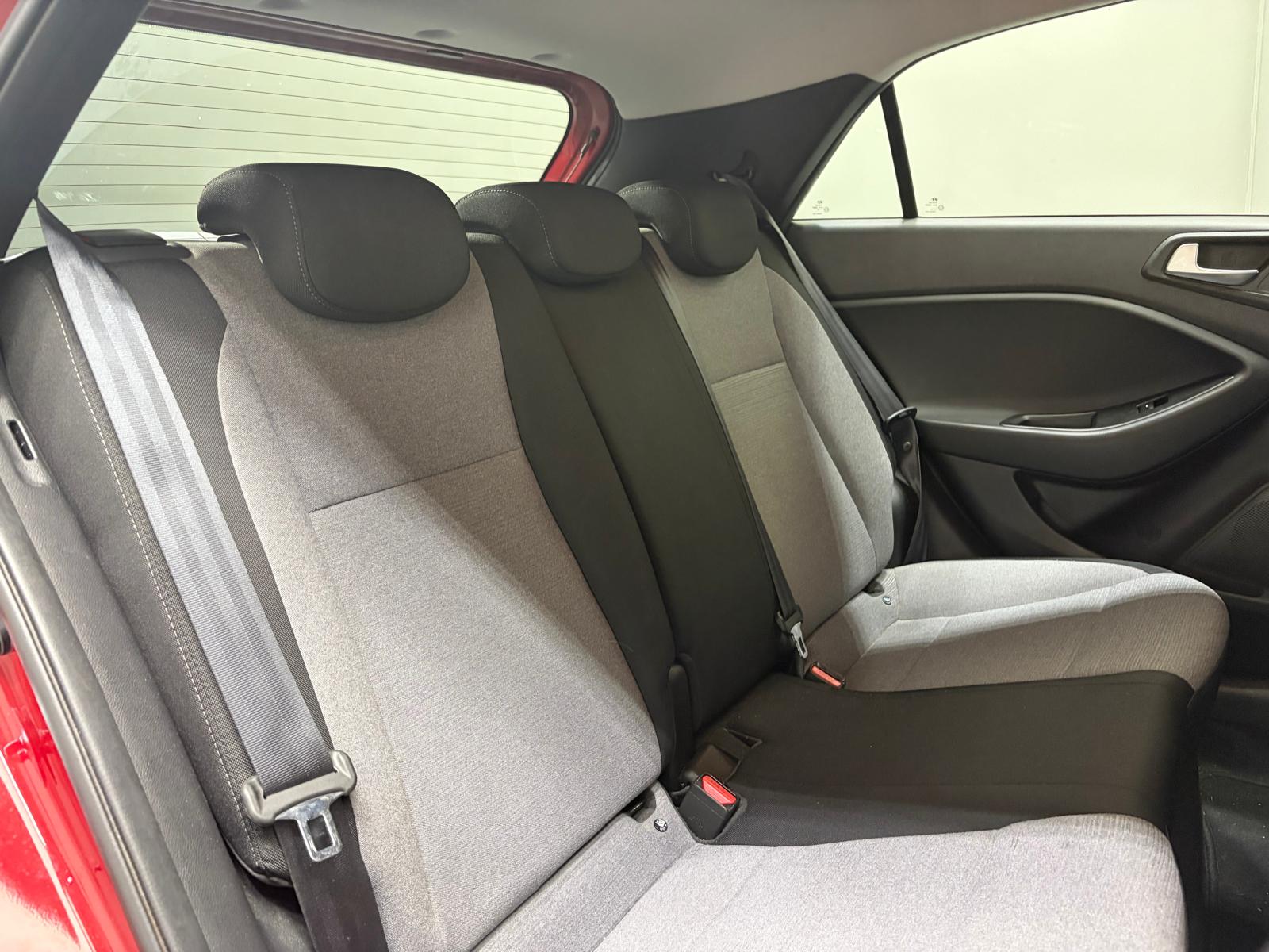 HYUNDAI i20 1.4 Amplia-image-11