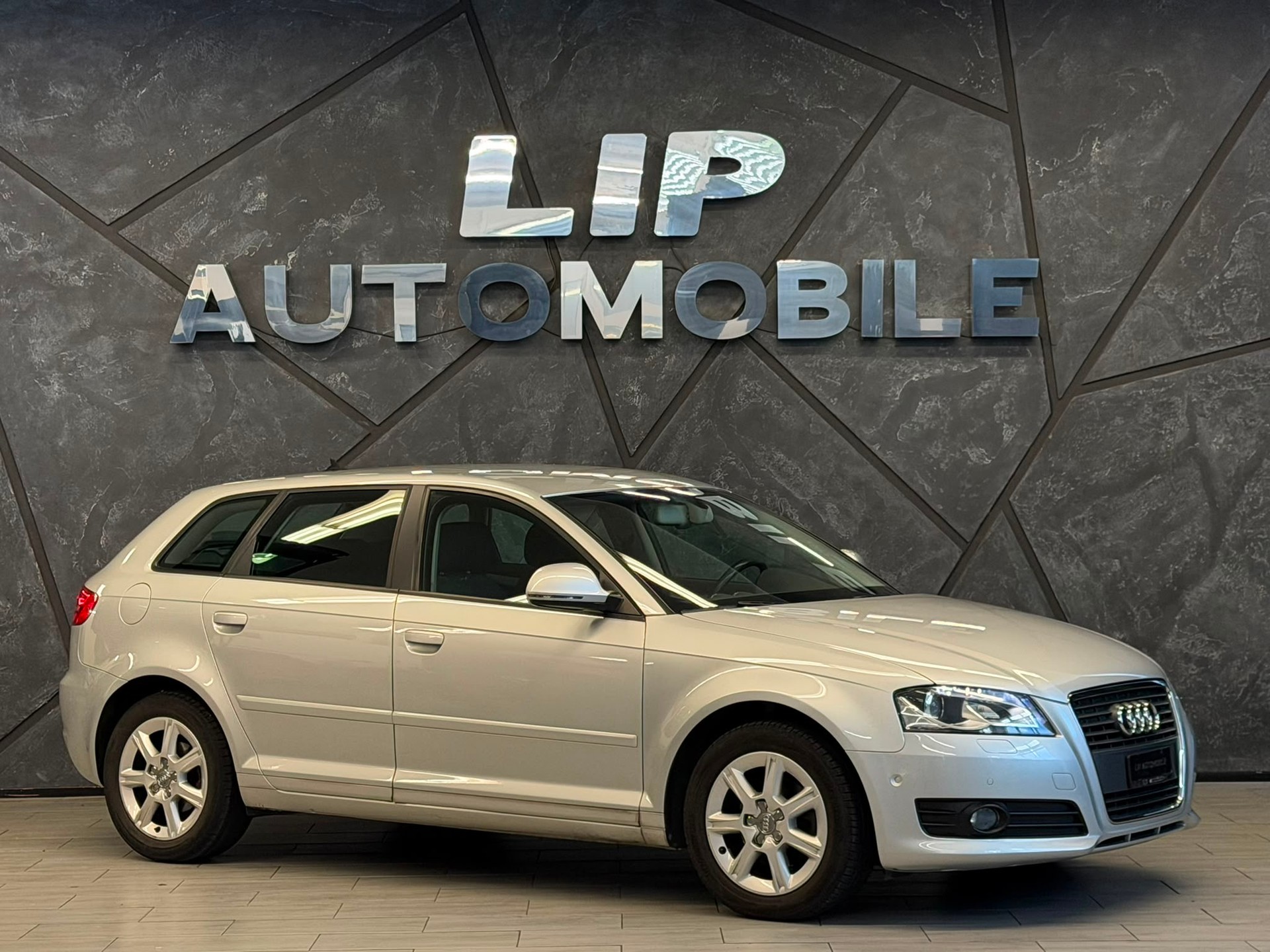 AUDI A3 Sportback 1.4 TFSI Ambiente S-tronic-image-2