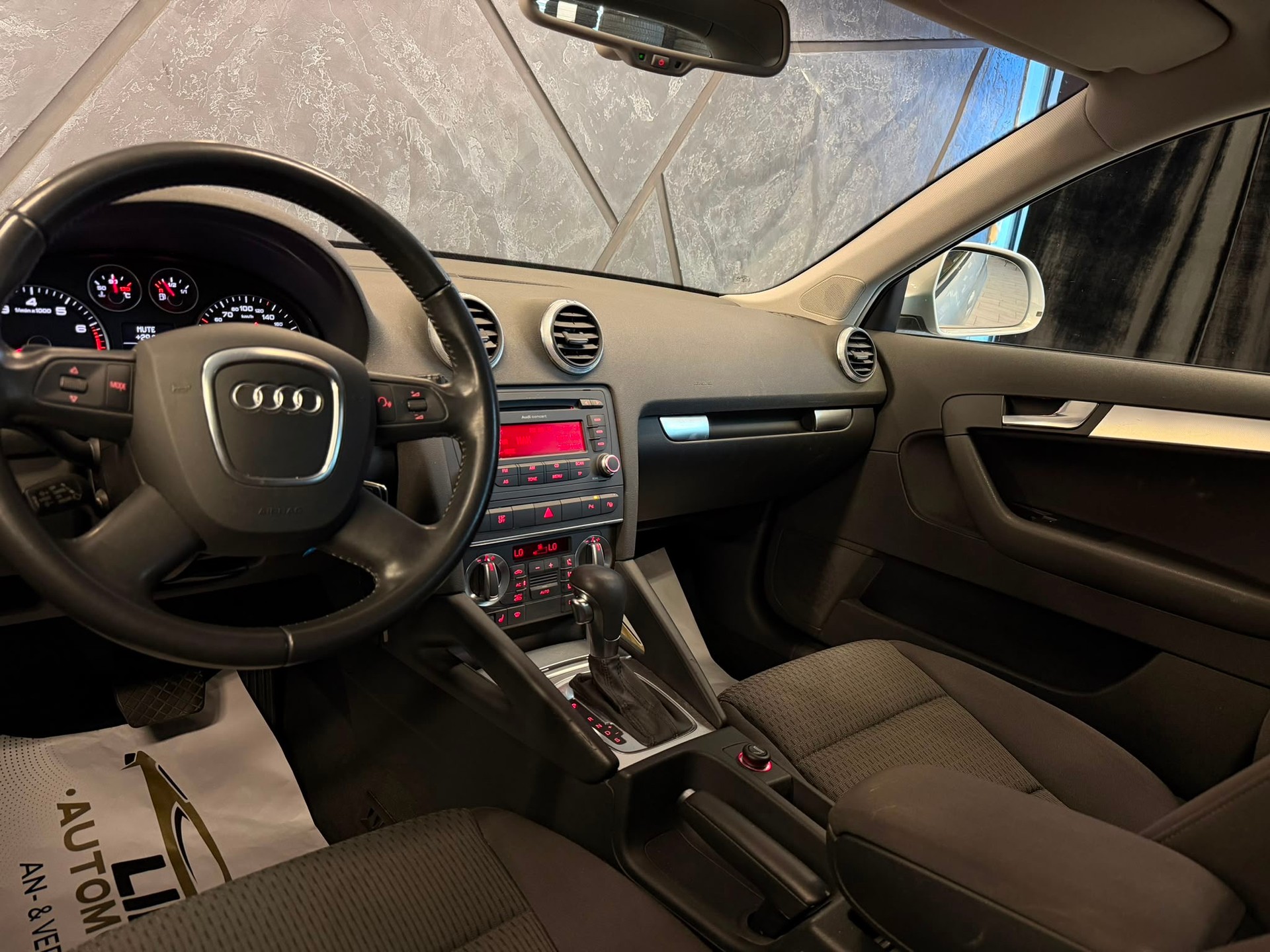 AUDI A3 Sportback 1.4 TFSI Ambiente S-tronic-image-10