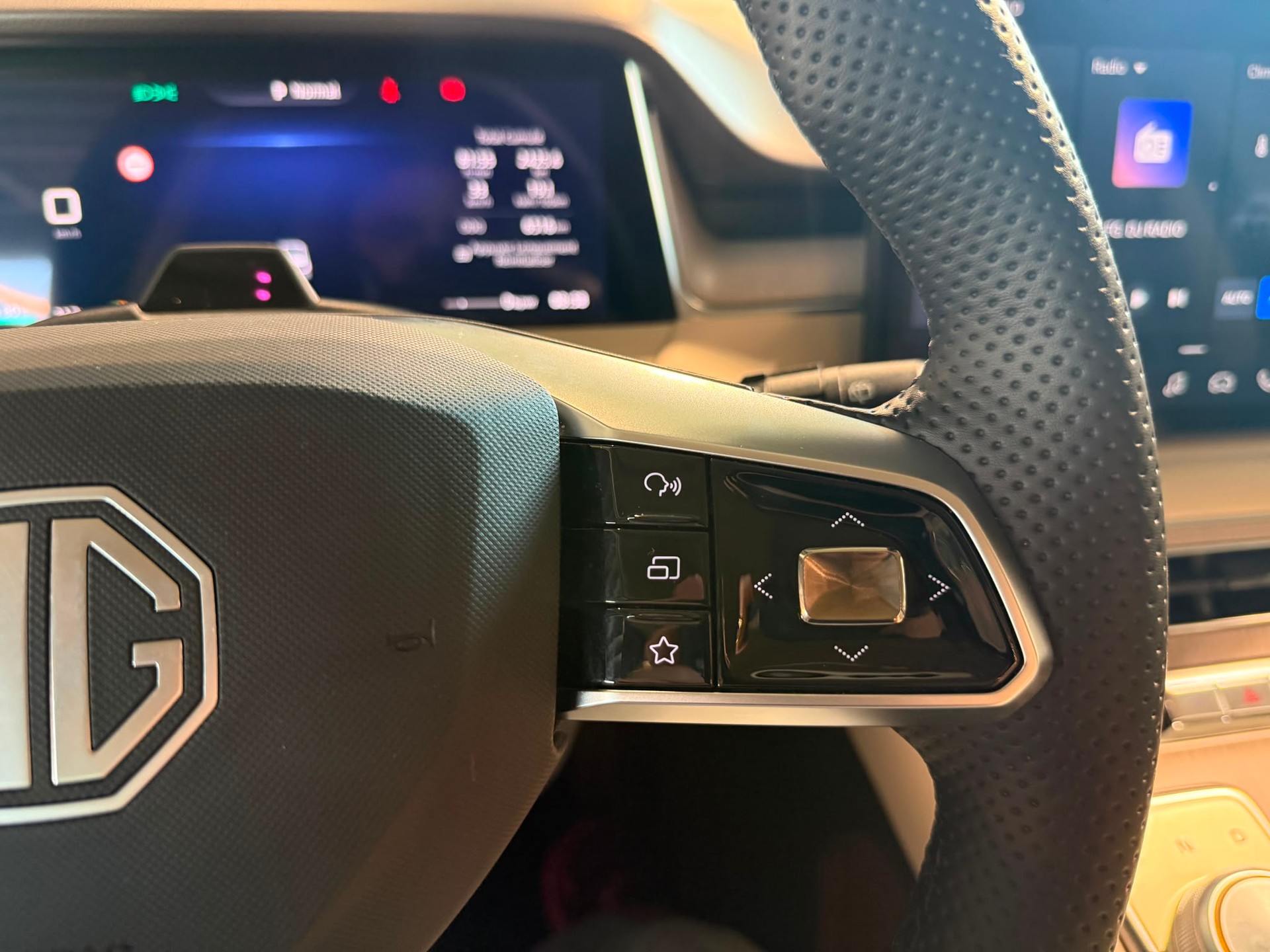 MG S6 EV 77kWh Luxury AWD-image-16