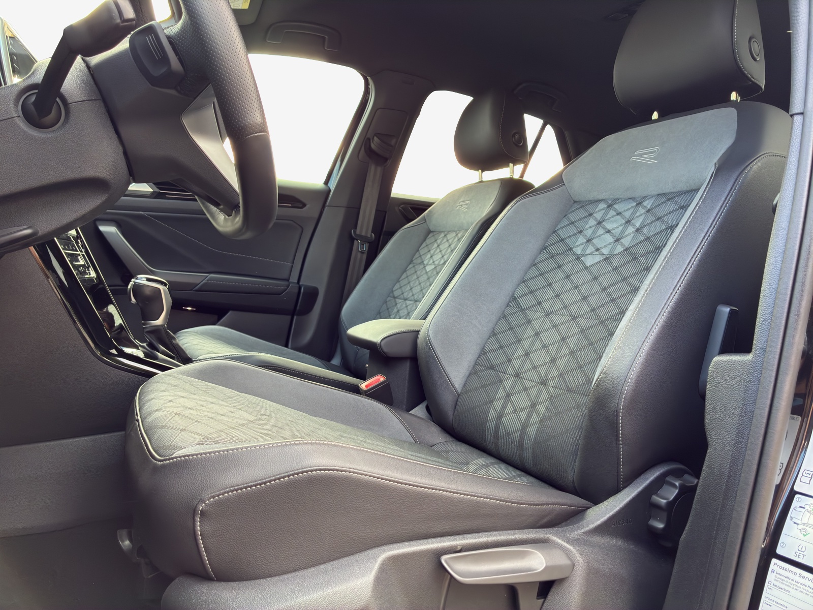 VW T-Roc 2.0 TSI R-Line DSG 4Motion-image-7