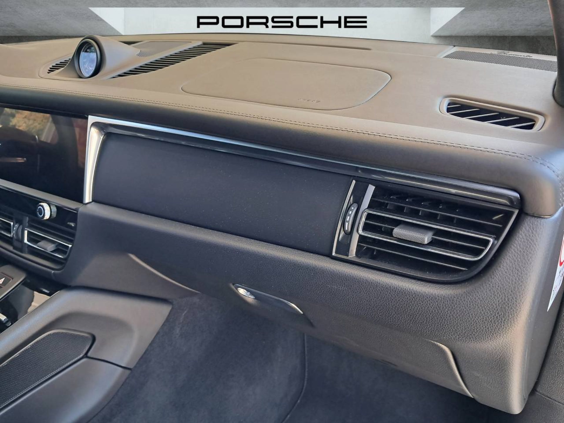 PORSCHE Macan T (MY23)-image-28