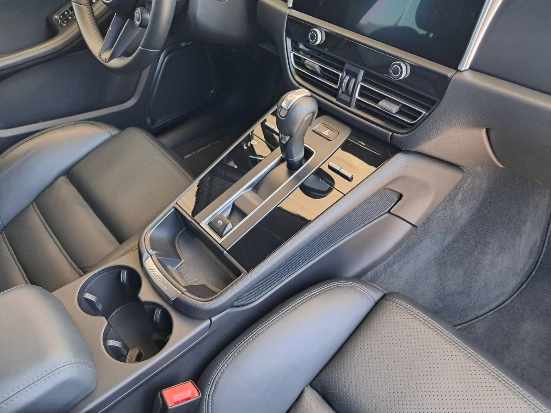 PORSCHE Macan T (MY23)-image-18