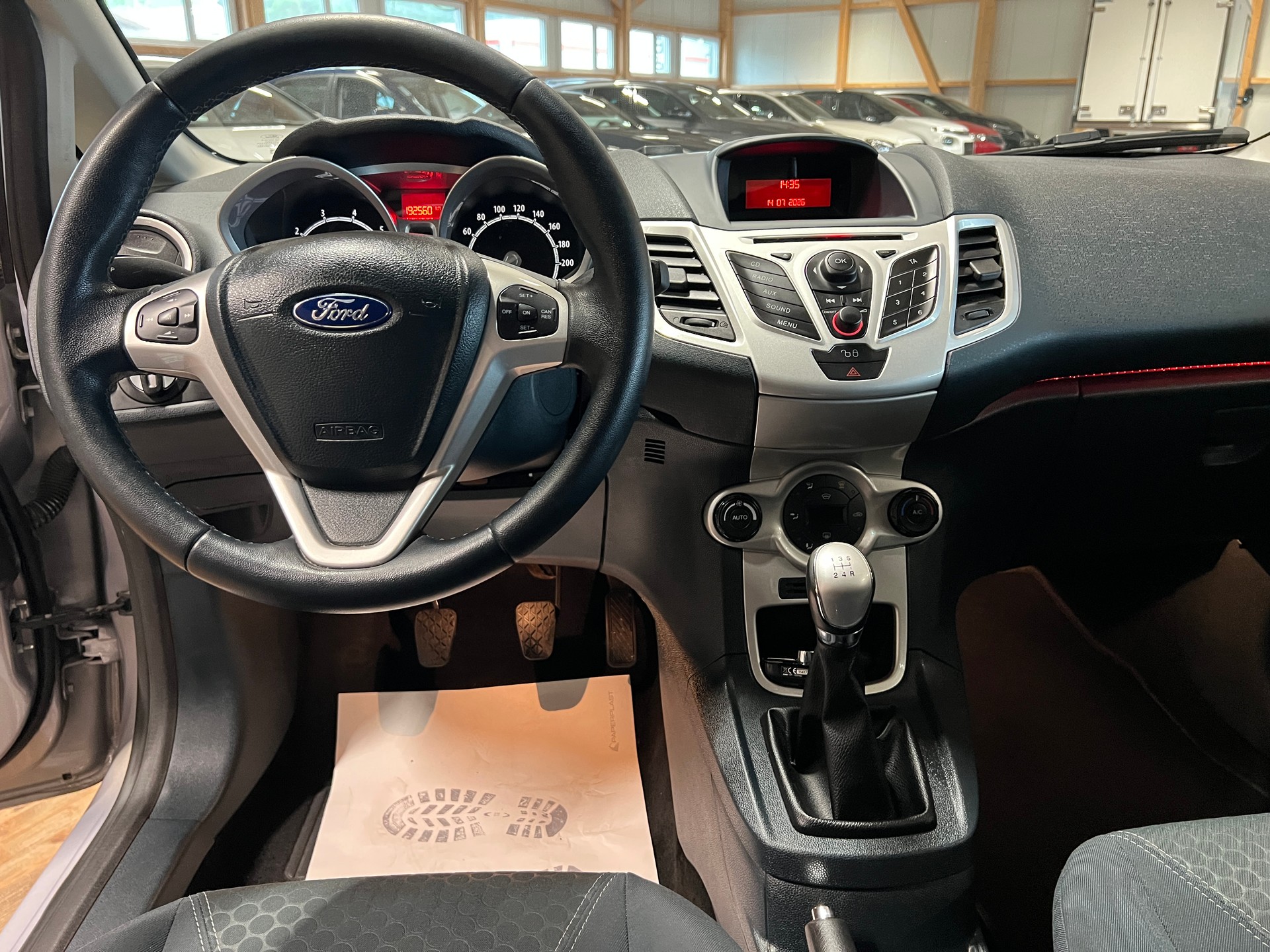 FORD Fiesta 1.4 16V Titanium-image-9