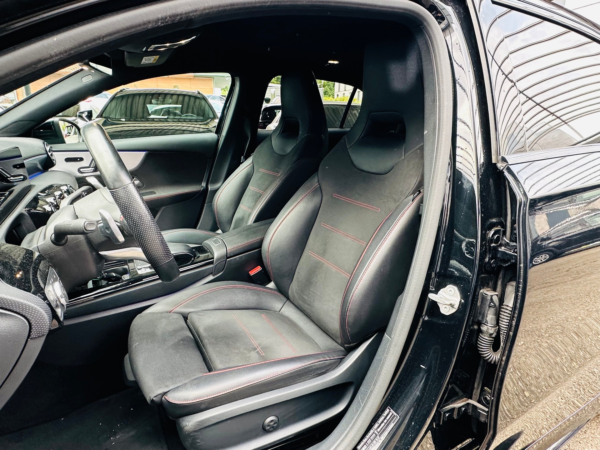 MERCEDES-BENZ A 220 AMG Line 7G-DCT 4Matic-image-16